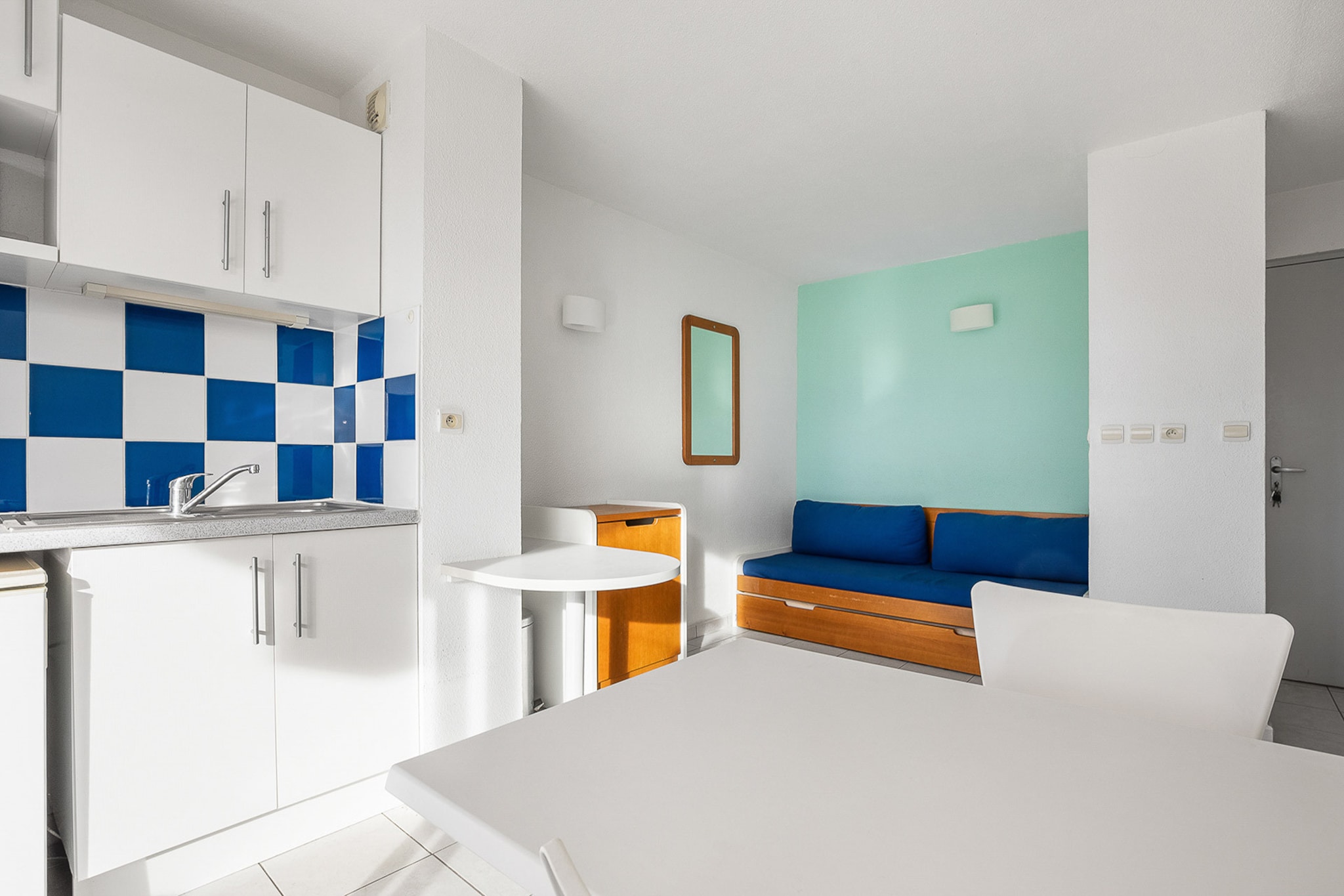 This bright and comfortable 23 m² apartment in Agde is ideal for up to 4 guests, offering a relaxing stay with waterfront views. Featuring 1 bedroom, it provides a cozy atmosphere perfect for couples or small families. Conveniently located 200 meters from a supermarket and 300 meters from the sandy beach, it is situated in a family-friendly area by the sea.
The apartment includes a balcony with outdoor furniture, a communal swimming pool, and open-air parking within the same building. For added convenience, the building also features an elevator. The electric kitchen is fully equipped with a refrigerator, microwave, freezer, dishwasher, coffee machine, and all necessary dishes and utensils.
With its excellent location near the beach and essential amenities, this apartment is a great choice for a peaceful seaside getaway. Whether you’re enjoying the pool, relaxing on the balcony, or exploring the beautiful surroundings of Agde, it offers everything you need for a memorable holiday.