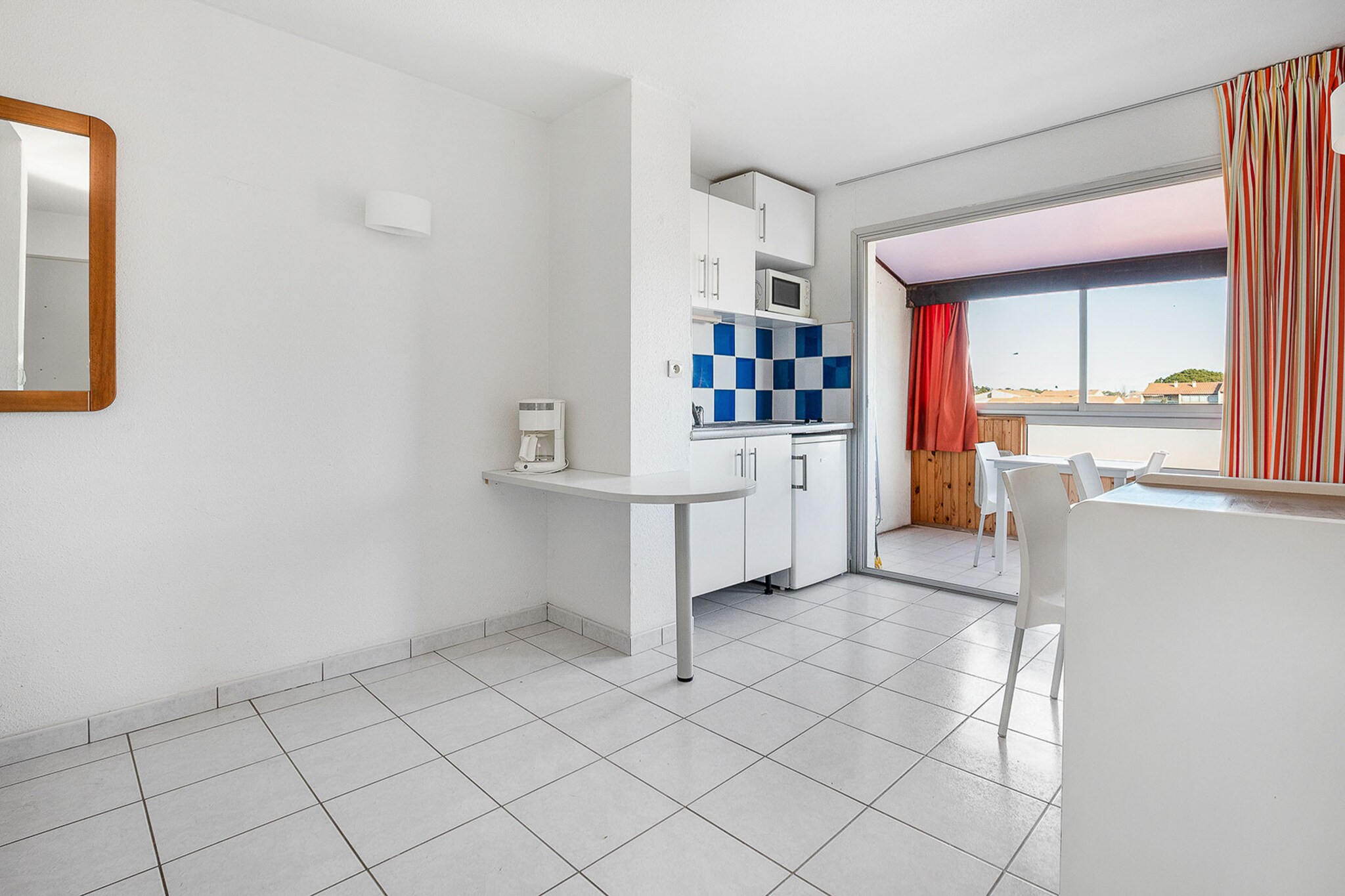 This bright and comfortable 23 mÂ² apartment in Agde is perfect for up to 4 guests, offering a cozy and practical space with waterfront views. Featuring 1 bedroom, it provides an ideal retreat for couples or small families. The property is conveniently located 200 meters from a supermarket and 300 meters from the sandy beach, in a family-friendly area near the sea.

The apartment includes access to a communal swimming pool and offers open-air parking within the same building for added convenience. The open-plan electric kitchen is well-equipped with a refrigerator, microwave, freezer, dishwasher, coffee machine, and all necessary dishes and utensils, making meal preparation simple and enjoyable.

With its excellent location and thoughtful amenities, this apartment is a great choice for a relaxing seaside holiday. Whether youâ€™re enjoying the pool, exploring the nearby beach, or taking advantage of the local conveniences, it ensures a comfortable and memorable stay in Agde.