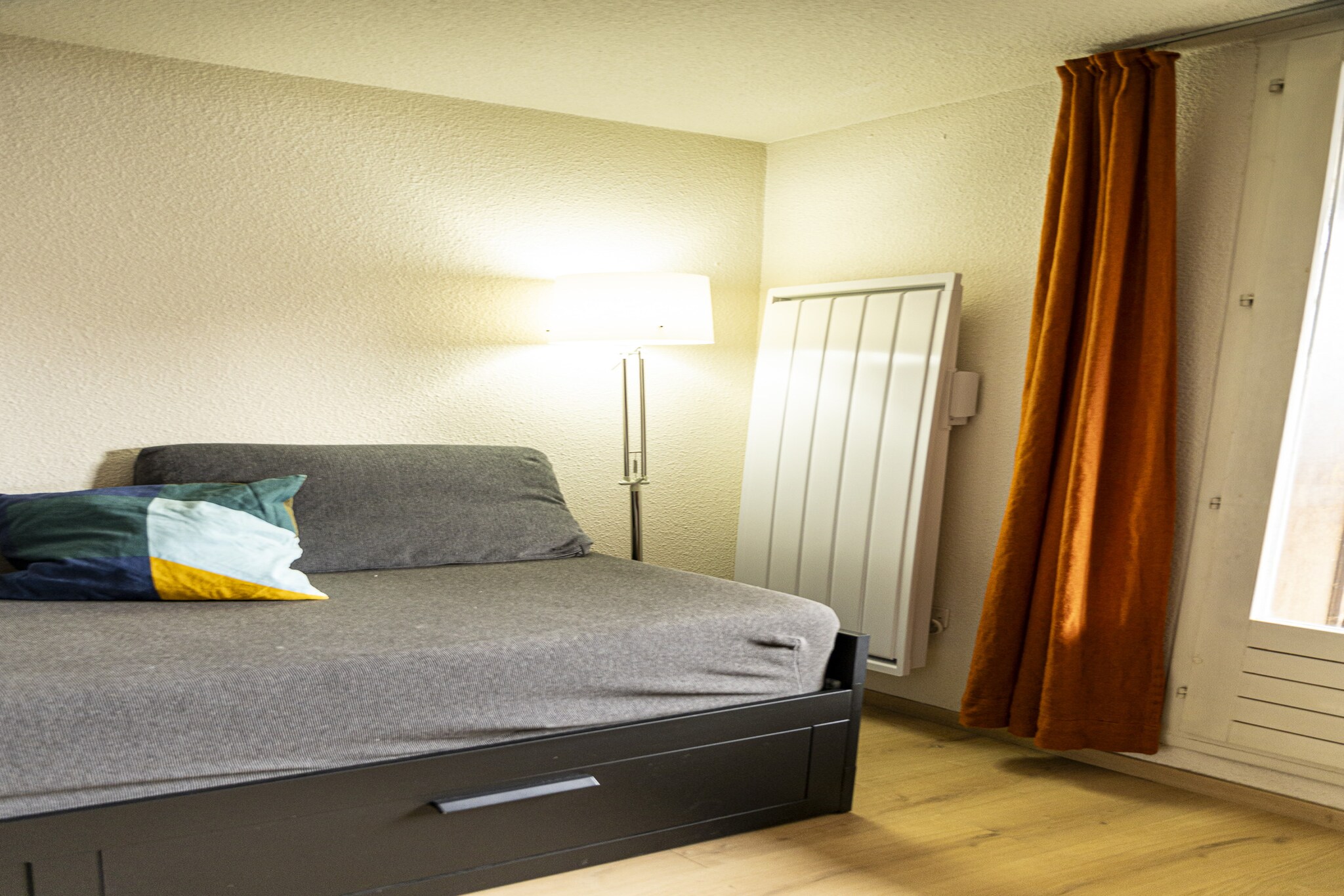 Living room(double sofa bed, bunk bed, TV), Kitchen(toaster, coffee machine, fridge), bathroom(bath tub), balcony, parking
