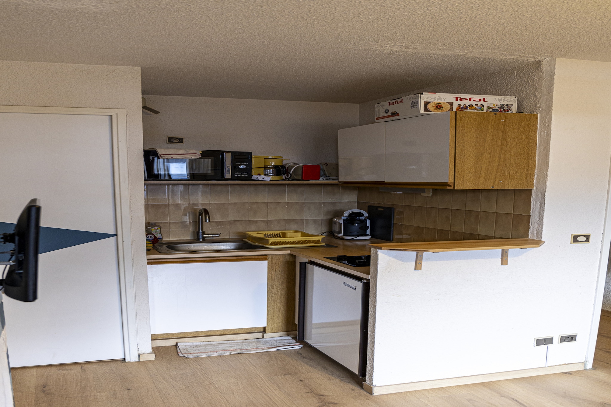 This cozy 20 mÂ² studio is perfect for up to 4 guests, offering a charming and comfortable space with beautiful mountain views. Located in a picturesque area, the property is ideal for both relaxation and outdoor activities. The studio features essential amenities such as a balcony to enjoy the fresh mountain air, electric heating to keep you warm, a TV for entertainment, and open-air parking conveniently located in the same building.

The studio is just 100 meters from the ski resort, making it an excellent choice for winter sports enthusiasts. Its prime location also offers easy access to the surrounding mountainous area, which is perfect for skiing, snowboarding, or simply enjoying the natural beauty of the region.

The open-plan electric kitchen is fully equipped with a refrigerator, coffee machine, and toaster, providing everything you need for preparing meals or enjoying snacks during your stay. With its well-designed layout and ideal location, this studio is a wonderful base for a mountain getaway.