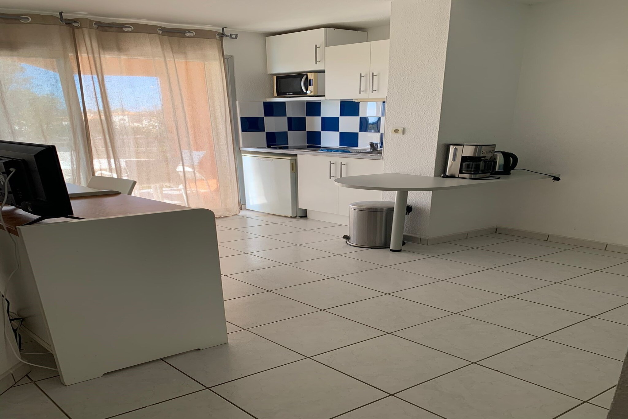 This cozy and bright 27 mÂ² apartment in Agde is perfect for up to 4 guests, offering a comfortable stay in a family-friendly zone next to the sea. With 1 bedroom, it is a great choice for small families or couples. The property is conveniently located just 200 meters from a supermarket and 300 meters from a sandy beach, making it an ideal spot for a seaside getaway.

The apartment features a balcony with outdoor furniture, perfect for enjoying the fresh coastal air. It is equipped with electric heating, ensuring a comfortable stay year-round. Additional amenities include access to a communal swimming pool and open-air parking within the same building. The electric kitchen is fully equipped with a refrigerator, microwave, coffee machine, and all necessary dishes and utensils for preparing meals.

With its prime location near the beach and local conveniences, this apartment offers a perfect blend of comfort and practicality for a memorable vacation in Agde. Whether you're relaxing by the pool, exploring the beach, or visiting nearby attractions, this accommodation provides everything you need for a relaxing stay.