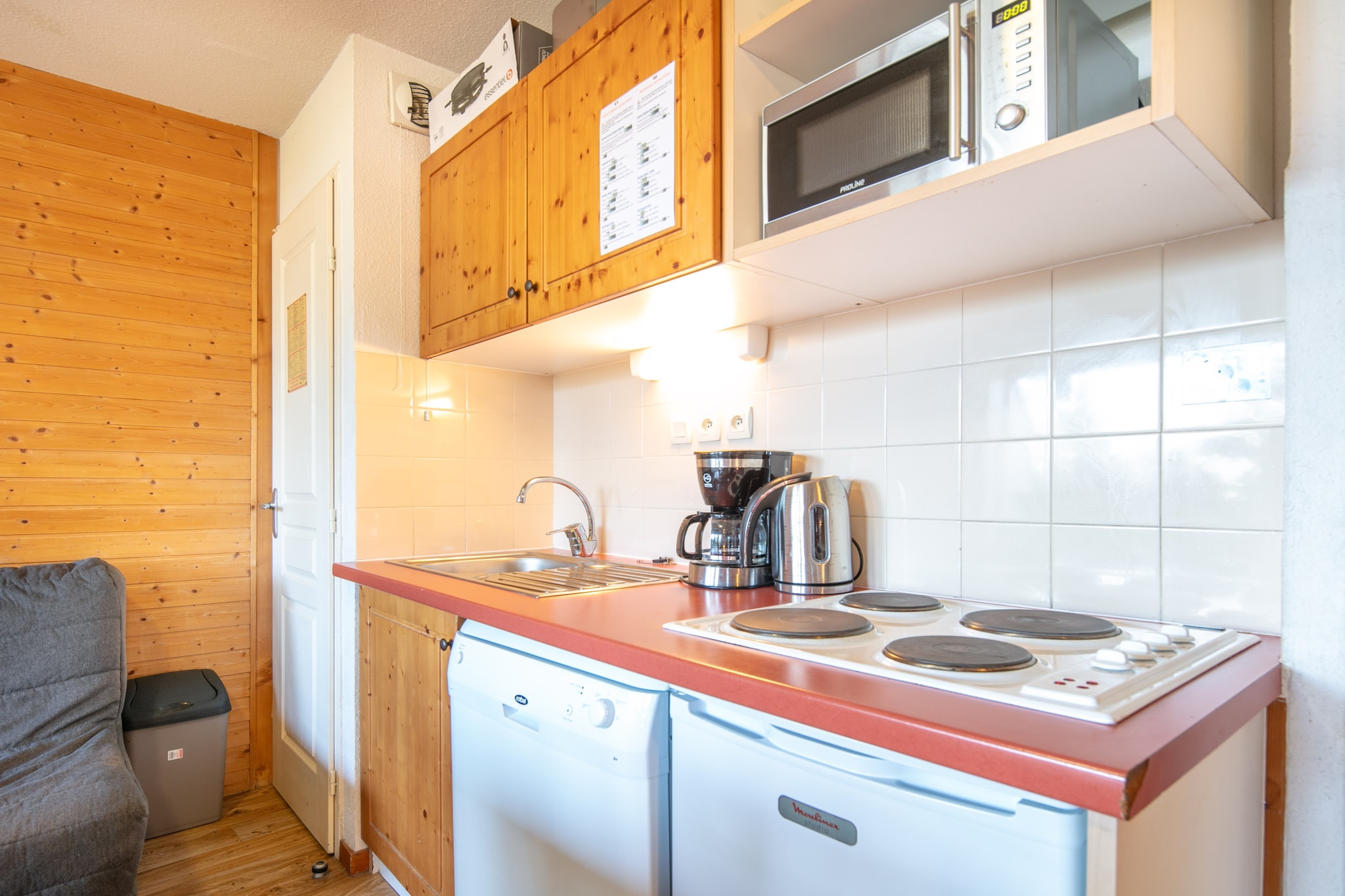 This cozy and well-appointed 35 m² apartment in Chamrousse offers a warm and inviting retreat for up to 6 guests. Nestled in a tranquil, family-friendly mountain setting, it boasts stunning views and a prime location just 500 meters from the ski resort and 400 meters from the supermarket—perfect for those seeking both adventure and convenience.

The apartment features a peaceful terrace with outdoor furniture, ideal for enjoying morning coffee or unwinding after a day on the slopes. Inside, guests will find thoughtful amenities including central heating, a hair dryer, and a TV for entertainment. Open-air parking within the same building adds to the ease of your stay.

A fully equipped open-plan electric kitchen includes a refrigerator, microwave, freezer, dishwasher, coffee machine, toaster, kettle, and all necessary dishes and utensils. Whether you're preparing a hearty breakfast or a cozy dinner, everything is at your fingertips. This apartment is a fantastic choice for families or friends looking to experience the charm and activities of Chamrousse in comfort.