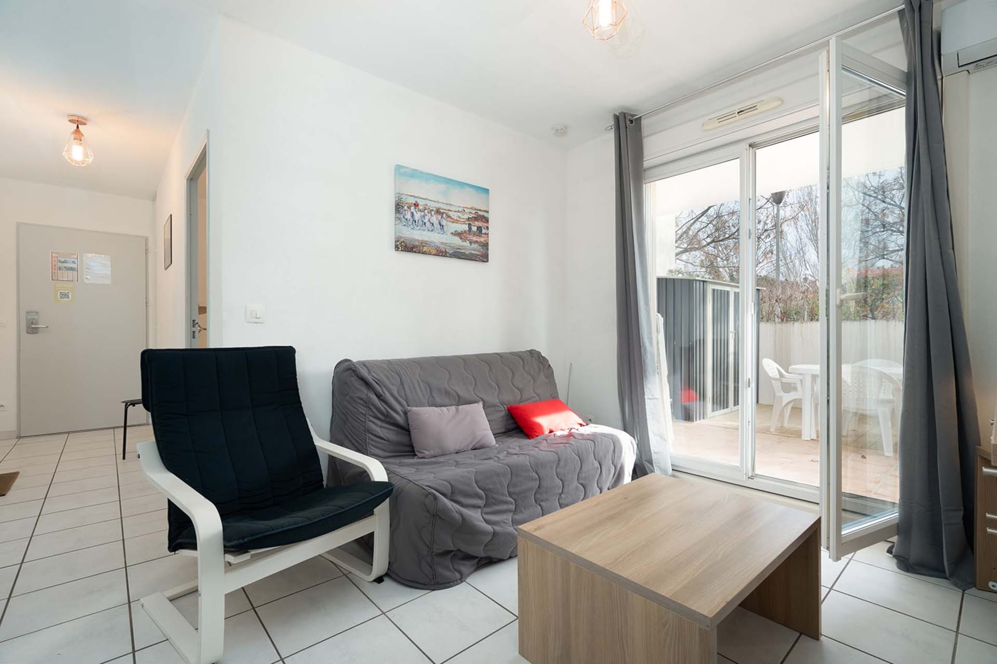 Located in the seaside town of Le Grau-du-Roi, this bright 1-bedroom apartment with a sofa bed comfortably hosts up to 4 guests. Ideal for small families, it features Wi-Fi, TV, shared swimming pool, fitness room, and a sauna. The private terrace and garden furniture offer a relaxing outdoor space, and parking is available on-site.

Just 1.7 km from the sandy beach, the apartment is close to everything: supermarket (2.3 km), town center (100 m), and restaurants. Whether you're enjoying a beach day or exploring the Languedoc-Roussillon region, this location is perfect for a coastal getaway.

The fully equipped kitchen includes a dishwasher, microwave, fridge, coffee machine, toaster, and electric kettle. After a day in the sun, unwind in the modern bathroom with shower.