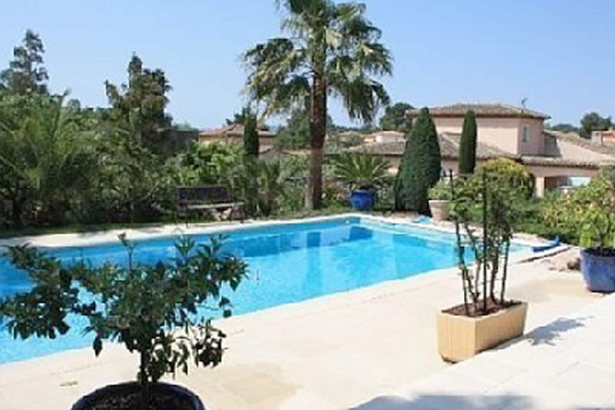 Luxuriöse Villa in Saint-Raphaël mit Whirlpool