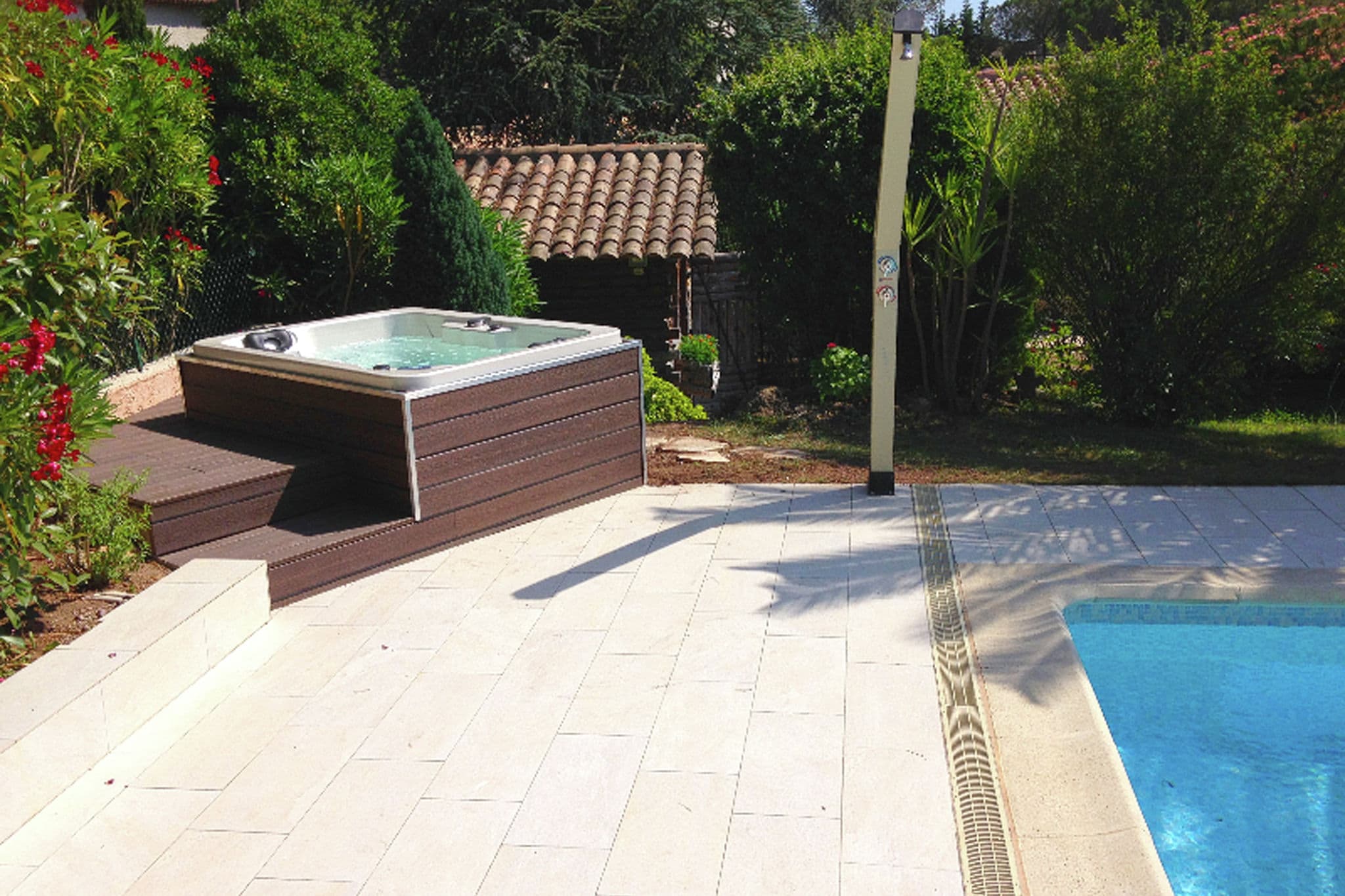 Luxurious Holiday Home in Saint-Raphaël with Jacuzzi