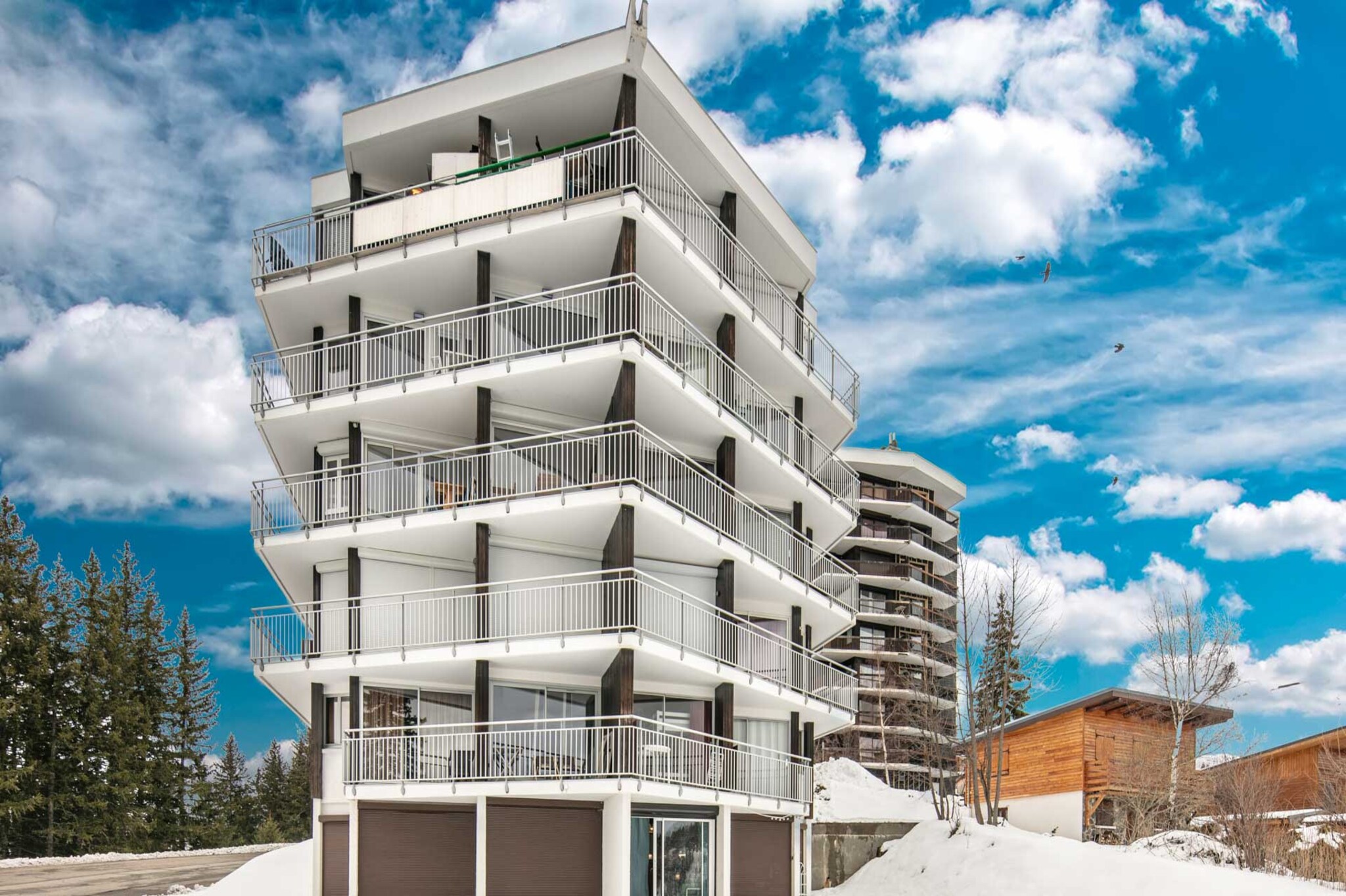 Elevator, Living room(double sofa bed, bunk bed, TV), Kitchen(electric kettle, toaster, coffee machine, microwave, fridge, dishes and cutlery), bathroom(bath tub), Internet access, washing machine, terrace, parking, iron, hairdryer