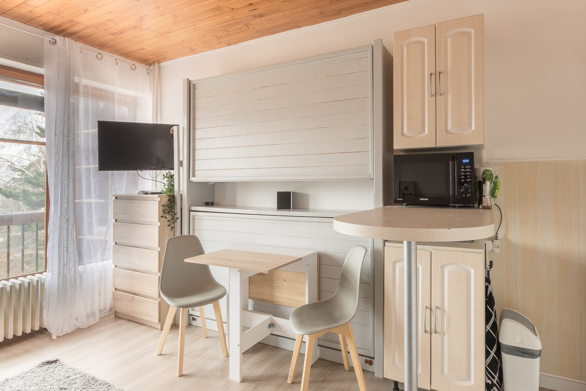 Perfectly situated just 50 m from the slopes, this inviting holiday home in Orcières accommodates up to 4 guests. Located in the scenic Southern Alps, it's ideal for snow-seekers and mountain lovers alike, with the Sherpa supermarket just 450 m away and the cozy restaurant L'Endroit only 150 m from your doorstep.

Inside, the living space features a comfortable double sofa bed, bunk bed, and a TV for relaxing after alpine adventures. The well-equipped kitchen includes a fridge, dishwasher, microwave, coffee machine, and all essential dishes and cutlery—perfect for homemade meals. The modern bathroom offers a shower, washbasin, and toilet.

Guests enjoy internet access, a private balcony with mountain views, and convenient elevator access in the building. This apartment offers comfort and unbeatable proximity to Orcières’ winter playground.