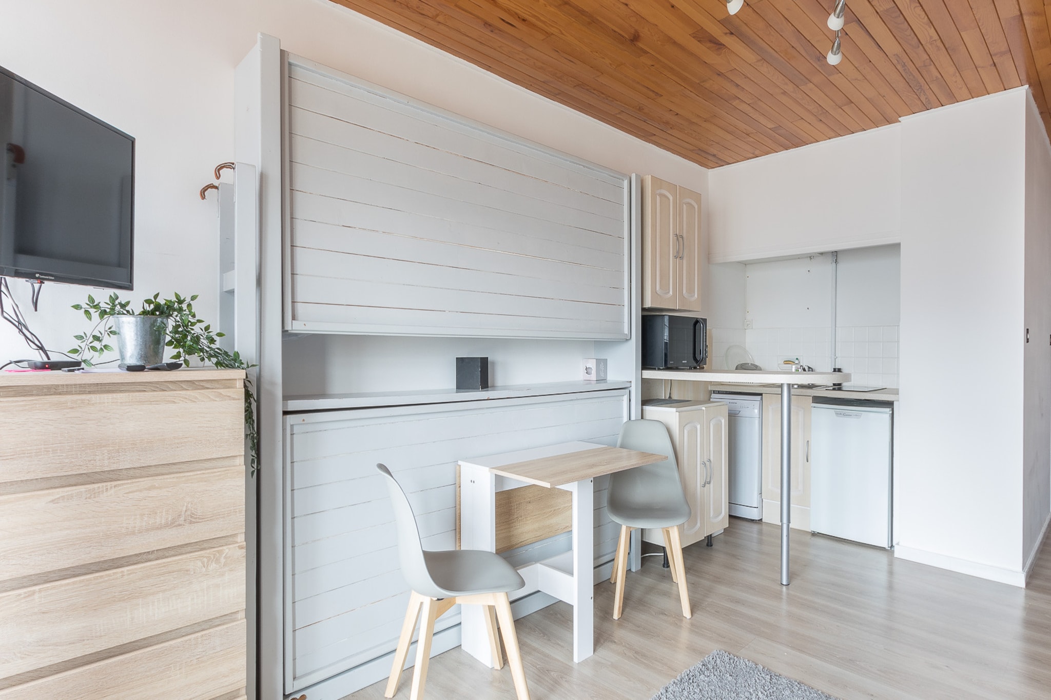 Elevator, Living room(double sofa bed, bunk bed, TV), Kitchen(coffee machine, microwave, dishwasher, fridge, dishes and cutlery), bathroom(shower, washbasin, toilet), Internet access, balcony