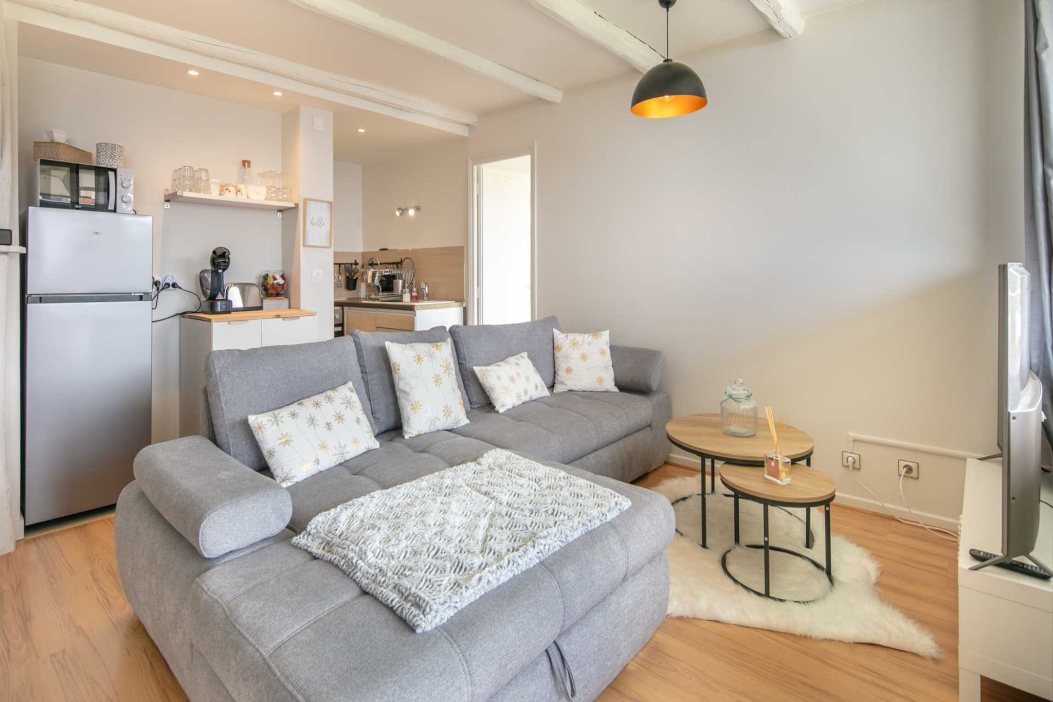 This cozy and bright one-bedroom apartment is perfect for up to four guests, offering 45 m² of comfortable living space. Situated right at the foot of the ski slopes, it provides stunning views of the mountains and slopes, making it an ideal retreat for winter sports enthusiasts or those seeking a peaceful mountain getaway. The apartment features a private balcony where you can relax and take in the beautiful surroundings. Additional amenities include electric heating, a TV, and access via an elevator, ensuring a comfortable and convenient stay for all guests.
The property is located in a family-friendly area within a serene mountainous setting. Just 50 meters from the ski resort, it offers unbeatable access to the slopes for skiing, snowboarding, and other winter activities. Dining options are conveniently located 500 meters away, where you can enjoy a variety of restaurants. For daily essentials and groceries, the "Petit Casino" supermarket is 850 meters from the apartment, ensuring everything you need is within easy reach.
The fully equipped kitchen includes a refrigerator, microwave, oven, freezer, coffee machine, toaster, and kettle, along with dishes, cutlery, and essential kitchen utensils, making meal preparation a breeze. Whether you're planning an adventurous day on the slopes or a relaxing retreat in the mountains, this apartment offers all the comforts and conveniences for a memorable stay.