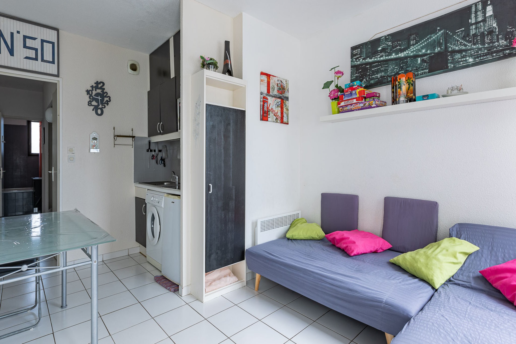 This bright and cozy 45 m² apartment in Agde is perfect for up to 6 guests, offering a relaxing space with 1 bedroom. Located in a family-friendly area close to the sea, the property is surrounded by convenience and leisure options. It is just 50 meters from the restaurant "La Cabane du Mail," 60 meters from the "Spar" supermarket, and 200 meters from the sandy beach. The apartment features a garden and access to a communal heated swimming pool, making it an excellent choice for a seaside escape.

The accommodation includes a garden with outdoor furniture, a barbecue, air conditioning, electric heating, and a fan for added comfort. Entertainment amenities include a TV and a radio. A washing machine is also available for convenience during longer stays.

The open-plan electric kitchen is well-equipped with a microwave, coffee machine, toaster, dishes/cutlery, and essential kitchen utensils. Whether you're enjoying a barbecue in the garden, a swim in the pool, or a meal at the nearby beachside restaurant, this apartment offers everything you need for a memorable stay in Agde.