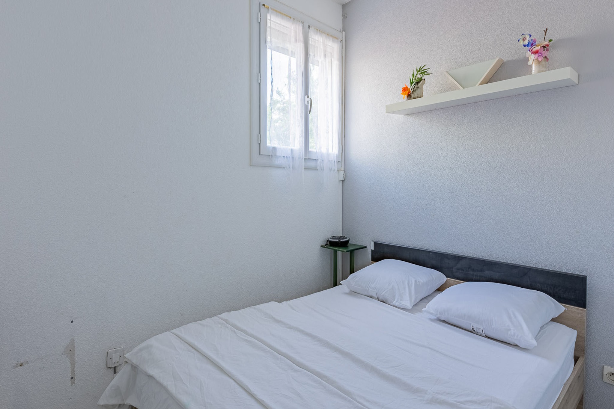Fan, Living room(single bed, single bed, double bed, bunk bed, TV, radio), Kitchen(toaster, coffee machine, microwave, dishes and cutlery), bedroom(double bed), bathroom(bath tub), Garden Furniture , washing machine, garden, swimming pool(shared with other guests)