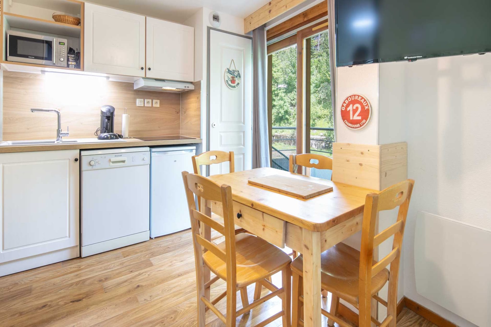 This charming and bright studio, with a capacity for up to four guests, offers a cozy 20 m² space perfect for a mountain getaway. The studio features a private balcony with outdoor furniture, where you can relax and enjoy stunning views of the mountains and slopes. Equipped with central heating, Wi-Fi, and a TV, this accommodation ensures both comfort and convenience. The property is accessible via an elevator, making it easy to settle in and enjoy your stay.
Ideally located in a family-friendly and picturesque mountainous area, the studio is just 200 meters from the ski resort, providing excellent access to the slopes for skiing, snowboarding, or simply taking in the alpine beauty. The tranquil surroundings and close proximity to outdoor activities make it an ideal retreat for both adventure seekers and those looking to unwind in nature.
The open-plan electric kitchen is thoughtfully equipped with everything you need to prepare meals during your stay. It includes a refrigerator, microwave, dishwasher, coffee machine, toaster, kettle, dishes, cutlery, and kitchen utensils. With its cozy ambiance, excellent location, and convenient amenities, this studio is the perfect choice for a memorable and relaxing mountain escape.