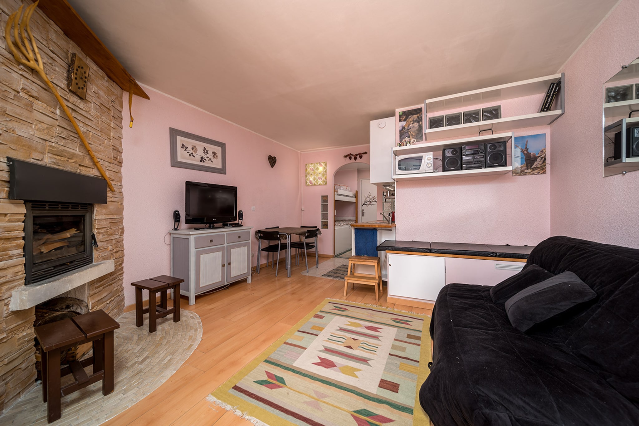 This 30 m² studio offers a cozy and functional space for up to 4 guests, making it an ideal retreat for small families or friends. Surrounded by stunning mountain and garden views, the property is perfect for nature lovers and outdoor enthusiasts. The studio features a private balcony with outdoor furniture, central heating for a comfortable stay, and entertainment options such as a TV and radio. Please note, the property is not pet-friendly, ensuring a clean and allergy-conscious environment.
Conveniently located 350 meters from the ski resort, the studio is a great choice for ski enthusiasts. For dining, the popular restaurant "C'CLAIRE" is just 800 meters away, offering delicious local cuisine. A supermarket, "SHERPA," is 1 kilometer from the property, providing easy access to groceries and essentials. The family-friendly and picturesque surroundings make this an excellent base for skiing, hiking, or simply enjoying the peaceful alpine environment.
The studio's modern induction kitchen is fully equipped with everything you need for a hassle-free stay. It includes a refrigerator, microwave, freezer, dishwasher, coffee machine, toaster, and kettle, along with dishes, cutlery, and essential kitchen utensils. Whether you're preparing a quick snack or a hearty meal, this well-appointed kitchen has you covered for a comfortable and convenient stay.