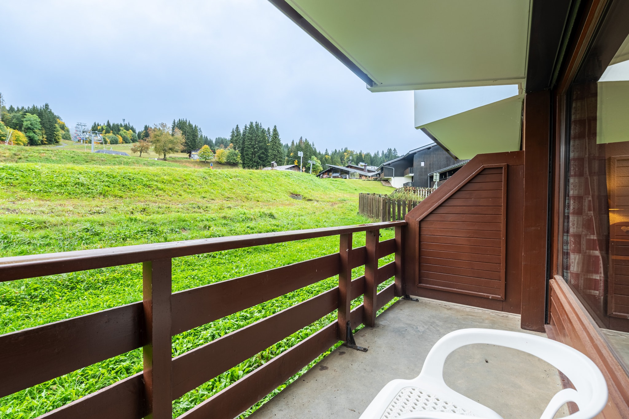 This charming 28 mÂ² apartment in Morillon offers a snug retreat for up to six guests, ideal for families or small groups. With one bedroom and flexible sleeping arrangements in the living area, itâ€™s thoughtfully designed for comfort and relaxation. Located at the foot of the ski slope, the apartment boasts stunning mountain views from its private balcony, along with electric heating and a TV for cozy evenings. The pet-free policy ensures a clean, allergy-friendly environment in this peaceful, family-oriented zone.

Just 50 meters from the city center, ski resort, and supermarket, and only 100 meters from a restaurant, the apartment places you steps away from essentials and alpine adventures. Whether you're skiing, hiking, or savoring local cuisine, the location offers convenience and charm in equal measure. The surrounding landscape invites exploration and quiet moments alike.

Inside, the open-plan kitchen is fully equipped with a refrigerator, oven, microwave, dishwasher, toaster, and kettleâ€”perfect for self-catering. Guests also enjoy access to a heated communal swimming pool, Wi-Fi, and an elevator for easy access. With thoughtful amenities and a prime location, this apartment is a smart choice for a memorable mountain escape.