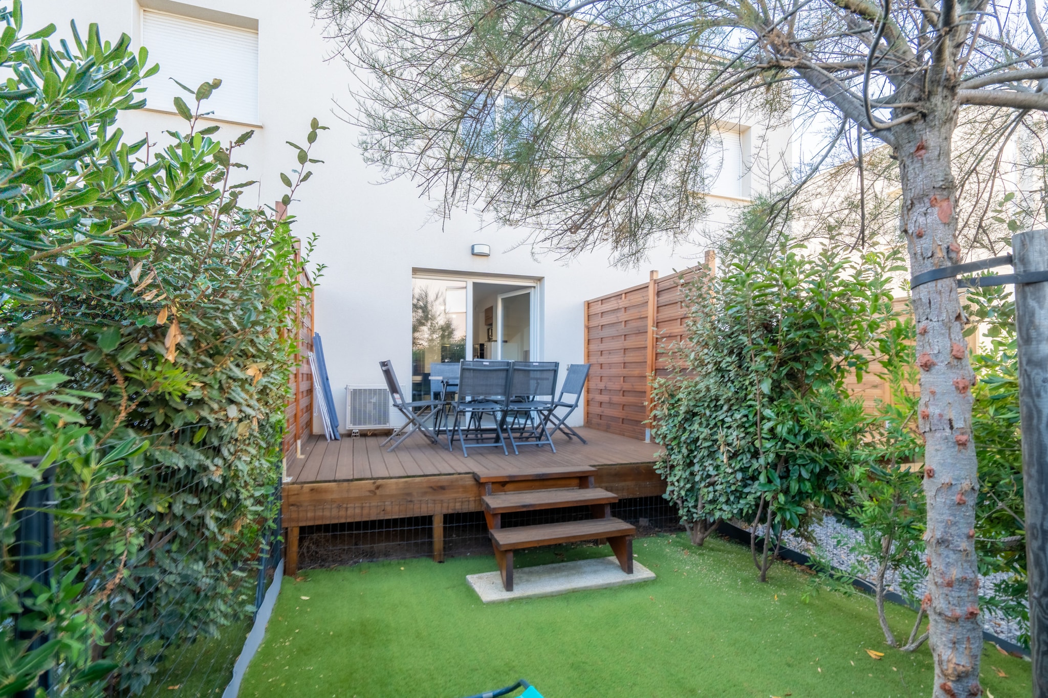 This cozy and bright 40 mÂ² villa in Valras-Plage is perfect for a relaxing seaside getaway. With 2 bedrooms, it comfortably accommodates up to 6 guests. The property features a charming garden, outdoor furniture, and a terrace, ideal for enjoying the fresh coastal air.

Conveniently located just 450 meters from the sandy beach "Plage Caron Rimbert," the villa is also close to local attractions, including the restaurant "Casa Loca" (600 meters), the "Casino Shop" supermarket (2 km), and a golf course (10 km). Situated in a family-friendly area next to the sea, this accommodation ensures a pleasant stay for all.

The villa includes modern amenities such as air conditioning, electric heating, a communal heated swimming pool, open-air parking, and a TV. The electric open-plan kitchen is fully equipped with a refrigerator, microwave, freezer, dishwasher, dishes/cutlery, kitchen utensils, a coffee machine, and a kettle, providing everything needed for a comfortable self-catering experience.