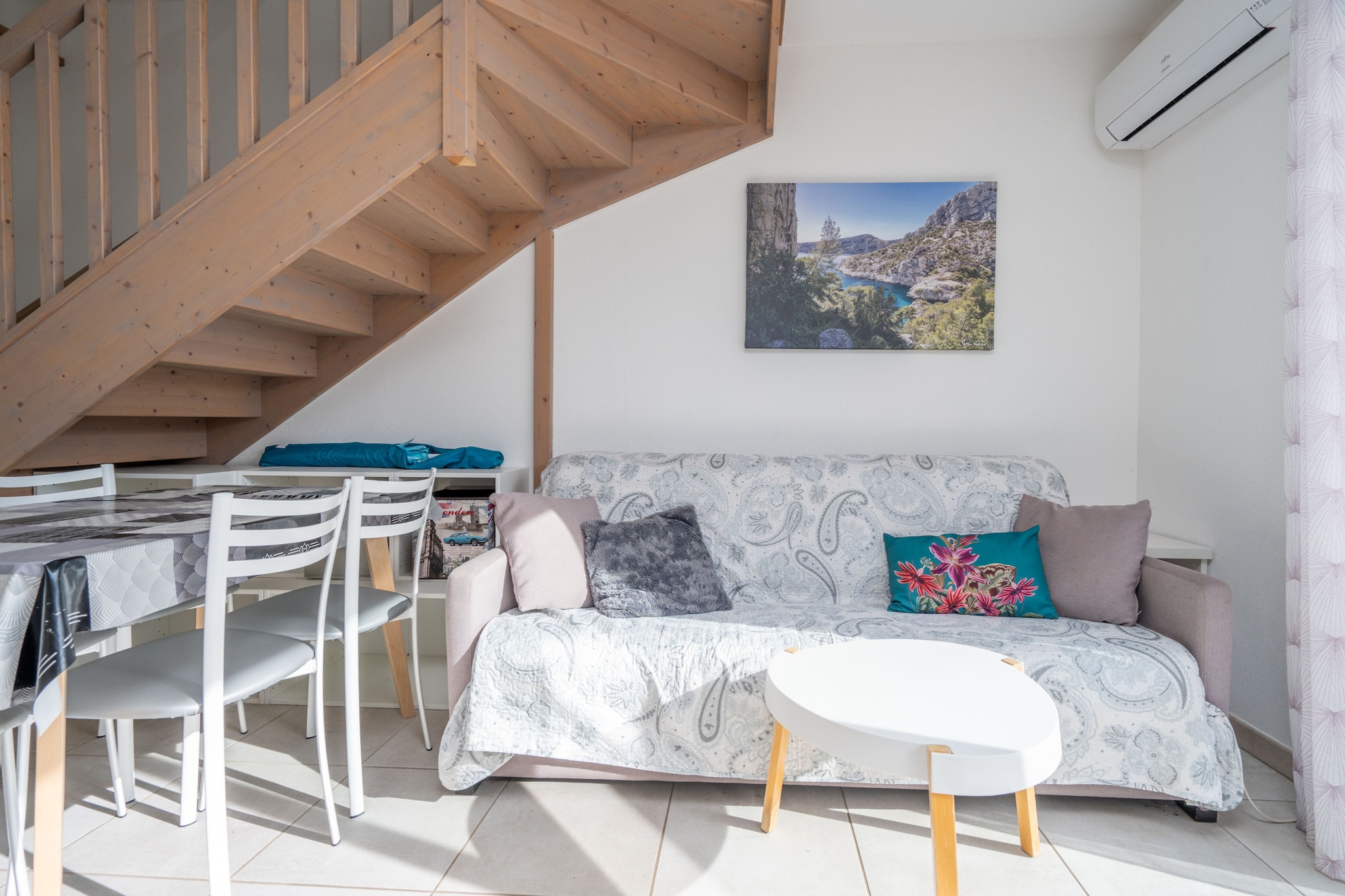 This tastefully furnished 39 m² villa in Valras-Plage features 2 bedrooms and accommodates up to 6 guests. The villa has a charming exterior and is located in a family-friendly suburban area, just 450 meters from "Plage Caron Rimbert" sand beach, 600 meters from the restaurant "Casa Loca," and 2 km from the "Casino Shop" supermarket.
The villa offers a range of amenities for a comfortable stay, including a garden, outdoor furniture, a terrace, a washing machine, an iron, a hair dryer, internet (Wi-Fi), electric heating, and air conditioning. Guests can also enjoy the communal heated swimming pool and open-air parking within the same building. A TV is available for entertainment.
The open-plan electric kitchen is well-equipped with a refrigerator, microwave, freezer, dishwasher, coffee machine, toaster, and kettle. This villa provides a perfect combination of style, convenience, and proximity to the beach for a relaxing holiday experience.