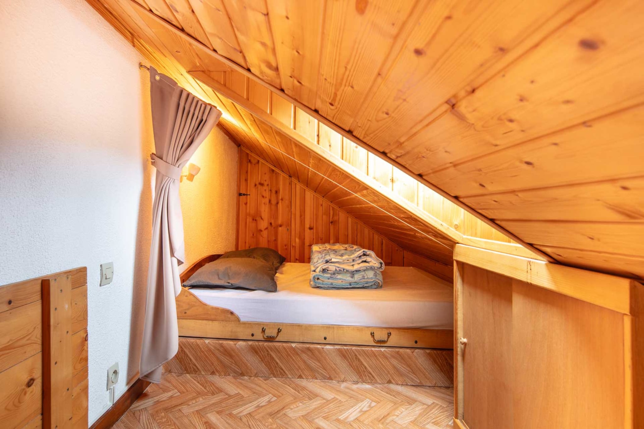 Located in the heart of Saint-Sorlin-d’Arves, this charming 25 m² studio offers a bright and welcoming space for up to six guests. With stunning views of the surrounding mountains and ski slopes, it’s the perfect base for families and adventure seekers alike.
Just 100 meters from the ski resort and steps from the village center, the location couldn’t be more convenient. Enjoy local cuisine at Pizzeria l’Aroma just 500 meters away, and stock up on essentials at the Sherpa supermarket, 1 km from the property.
The studio features a private balcony with outdoor furniture, electric heating for cozy winter nights, and a TV for downtime entertainment. Guests will also appreciate thoughtful touches like a hair dryer and iron.
The open-plan electric kitchen is fully equipped with a refrigerator, microwave, oven, freezer, coffee machine, toaster, kettle, and all necessary dishes and utensils—ideal for preparing meals after a day on the slopes.
Whether you're skiing, hiking, or simply soaking in the alpine charm, this unclassified tourist accommodation offers a relaxed and functional stay in a family-friendly mountain setting.