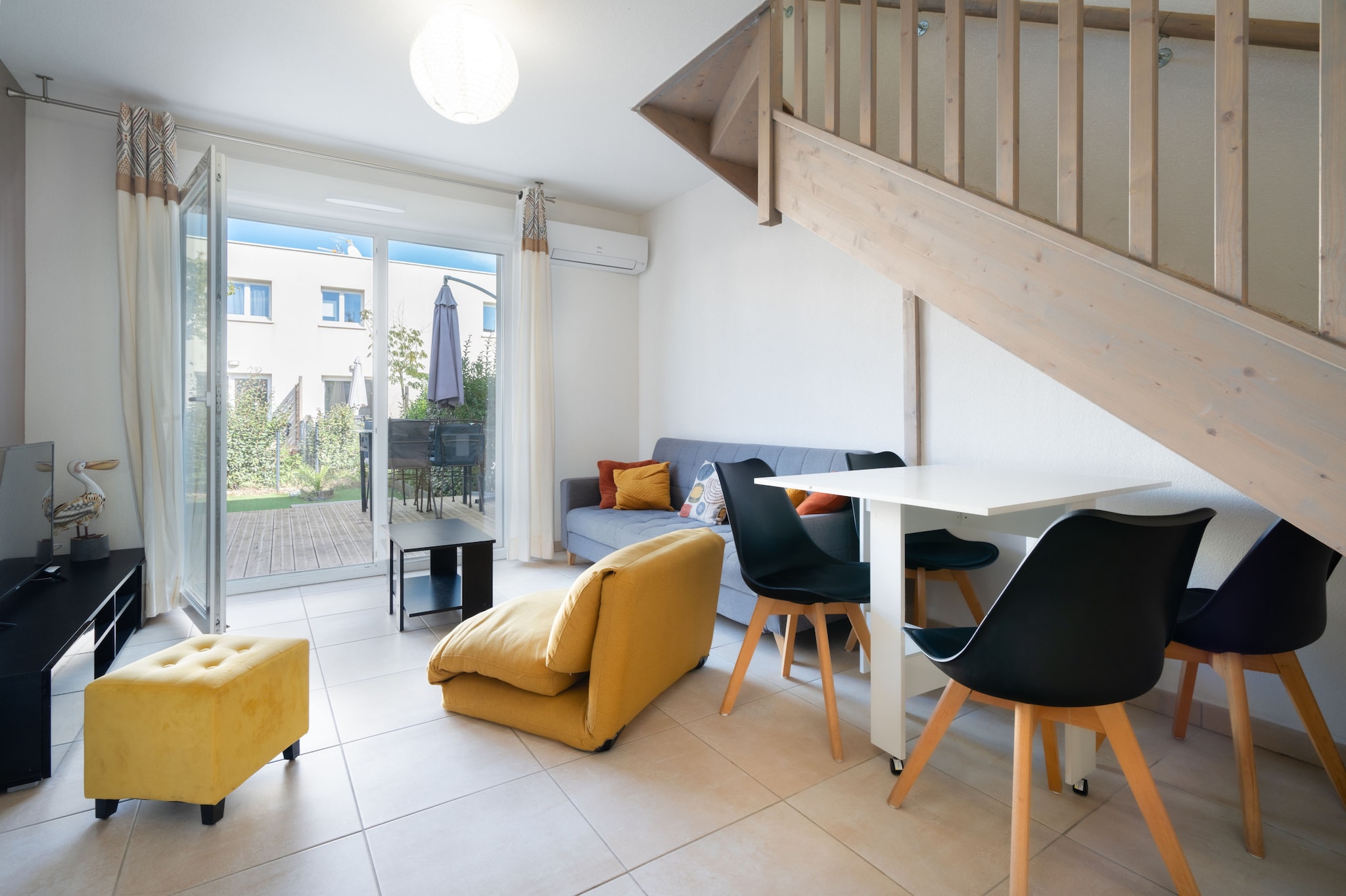 This charming 55 m² villa in Sérignan is a delightful retreat for up to 6 guests, featuring 2 bedrooms and a warm, family-friendly atmosphere. Just 450 meters from the sandy beach, it offers the perfect blend of seaside relaxation and everyday convenience, with a restaurant only 1 km away and a supermarket within 2 km.

The villa’s private garden is ideal for outdoor lounging, complete with furniture, a barbecue, and access to a communal heated swimming pool. Inside, guests enjoy Wi-Fi, air conditioning, electric heating, a TV, and open-air parking within the property—ensuring a comfortable and stress-free stay.

The open-plan electric kitchen is fully equipped with a refrigerator, microwave, dishwasher, coffee machine, toaster, kettle, and all the necessary dishes and utensils. Whether you're preparing a beach picnic or a cozy dinner, this villa makes seaside living effortless and inviting.