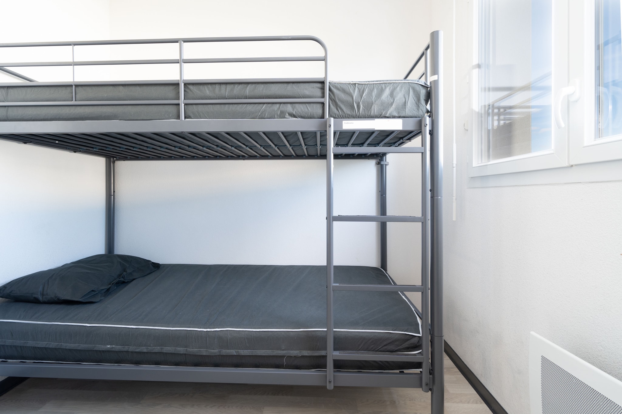 Living room(double sofa bed), Kitchen(electric kettle, toaster, coffee machine, microwave, dishwasher, fridge, dishes and cutlery), bedroom(bunk bed), bedroom(double bed), bathroom(bath tub), Internet access, Garden Furniture , heating, air conditioning, garden, BBQ, parking, swimming pool(shared with other guests)