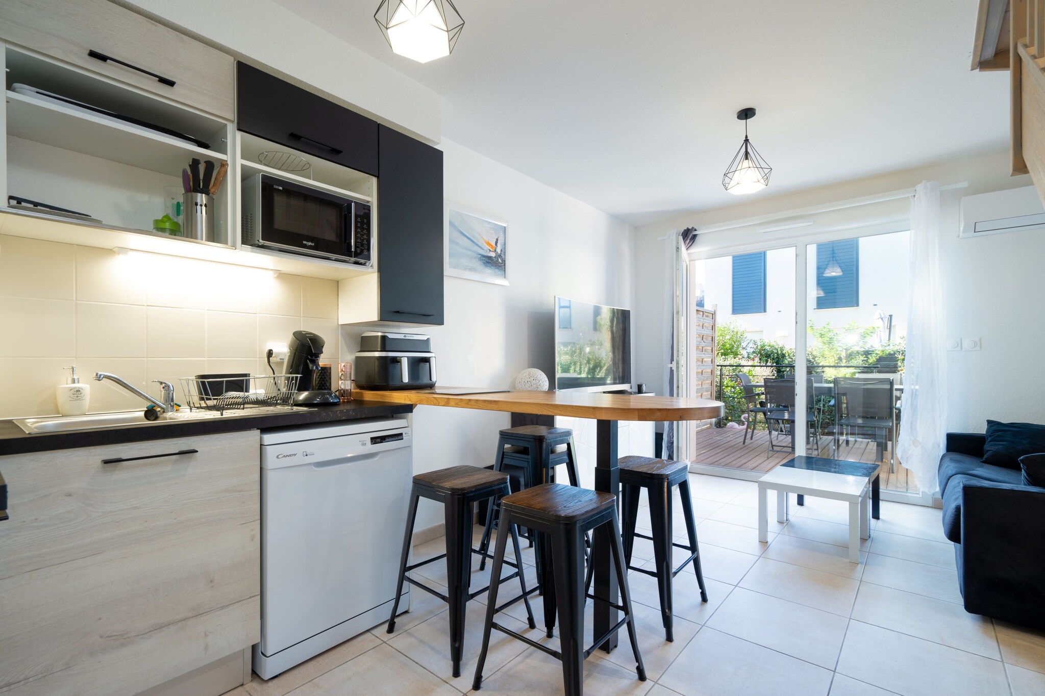 Located on Avenue des Pattes Rouges in Valras-Plage, this charming 40 m² villa offers a bright and welcoming atmosphere for up to six guests. With two bedrooms and a cozy layout, it's perfect for families or small groups seeking a relaxing coastal getaway. Just 150 meters from local restaurants, 450 meters from the sandy beach, and 2 km from a supermarket, everything you need is within easy reach.
The villa features a private garden, furnished terrace, and open-air parking within the building. Guests can enjoy modern comforts like air conditioning, electric heating, a TV, hair dryer, and iron. A communal heated swimming pool adds a touch of luxury, making it ideal for both summer and off-season stays.
Inside, the open-plan electric kitchen is fully equipped with a refrigerator, microwave, dishwasher, coffee machine, toaster, kettle, and all essential utensils. Whether you're dining al fresco or unwinding indoors, this light-filled villa blends convenience and charm in a peaceful, family-friendly setting by the sea.