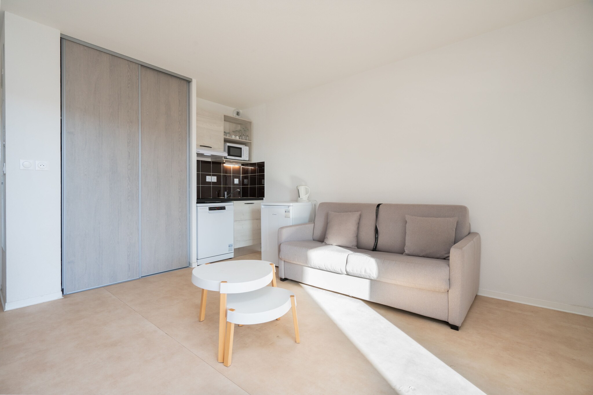 This bright and modern 26 mÂ² studio in Valras-Plage is ideal for two guests seeking a peaceful coastal escape. Located in a family-friendly area just 450 meters from the sandy beach, 150 meters from a restaurant, and 2 km from a supermarket, it offers both convenience and charm for a relaxing stay.

The studio features a private balcony with outdoor furniture, air conditioning, electric heating, and access to a communal heated swimming pool. Inside, guests will find thoughtful amenities including a TV, iron, and hair dryer to ensure comfort throughout their visit.

The open-plan electric kitchen is fully equipped with a refrigerator, microwave, dishwasher, coffee machine, toaster, kettle, and all necessary utensils. Whether you're enjoying breakfast on the balcony or exploring the nearby beach and dining spots, this studio provides everything needed for a cozy and carefree holiday in Valras-Plage.