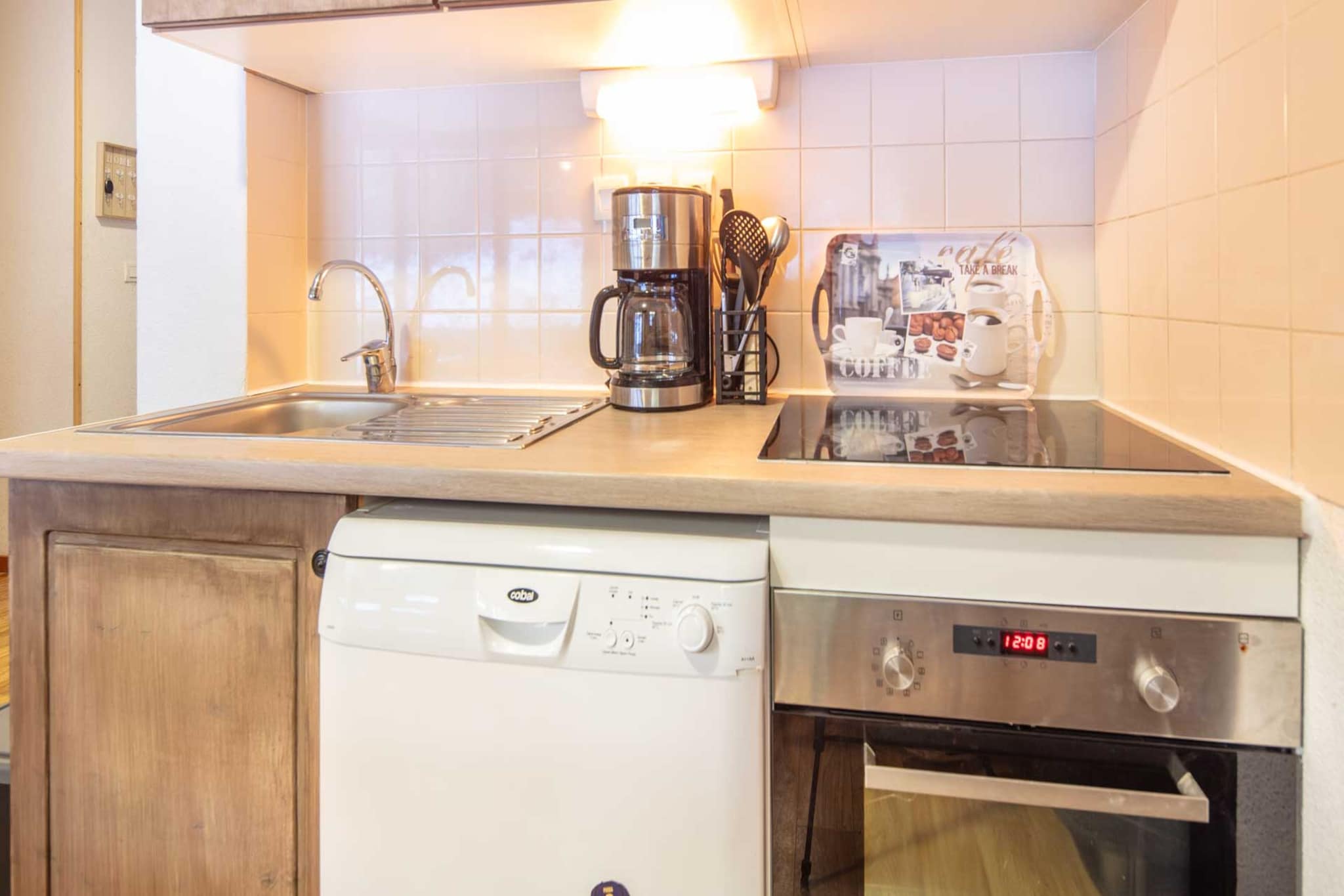 This modern and well-appointed one-bedroom apartment offers 42 m² of stylish living space and comfortably accommodates up to six guests. It features a bright, cozy interior and includes a private terrace, perfect for enjoying the fresh mountain air and stunning views. The apartment is equipped with convenient amenities such as Wi-Fi, a hairdryer, and electric heating to ensure comfort throughout your stay.
Conveniently located in a family-friendly zone within a beautiful mountainous area, the apartment is just 40 meters from the "Sherpa" supermarket, making it easy to stock up on essentials. The ski resort is only 150 meters away, providing direct access to the slopes for skiing and snowboarding. With its peaceful setting and proximity to outdoor activities, this property is ideal for families looking to enjoy both adventure and relaxation.
The open-plan electric kitchen is fully equipped with modern appliances, including a refrigerator, microwave, oven, coffee machine, and kettle, along with essential kitchenware. Whether you're preparing a quick breakfast or a hearty meal, the kitchen has everything you need. With its fantastic location, modern amenities, and inviting atmosphere, this apartment offers the perfect base for your mountain retreat.