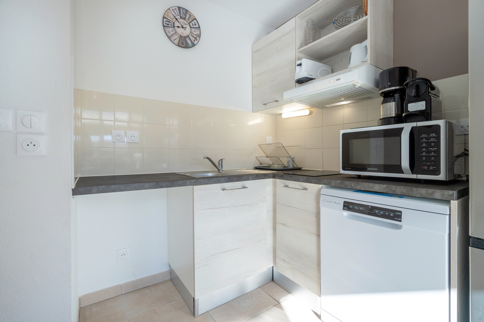 Living room(double sofa bed, TV), Kitchen(electric kettle, toaster, coffee machine, microwave, dishwasher, fridge, dishes and cutlery), bedroom(Queen Bed), bathroom(shower), Garden Furniture , terrace, garden, parking, swimming pool(shared with other guests)