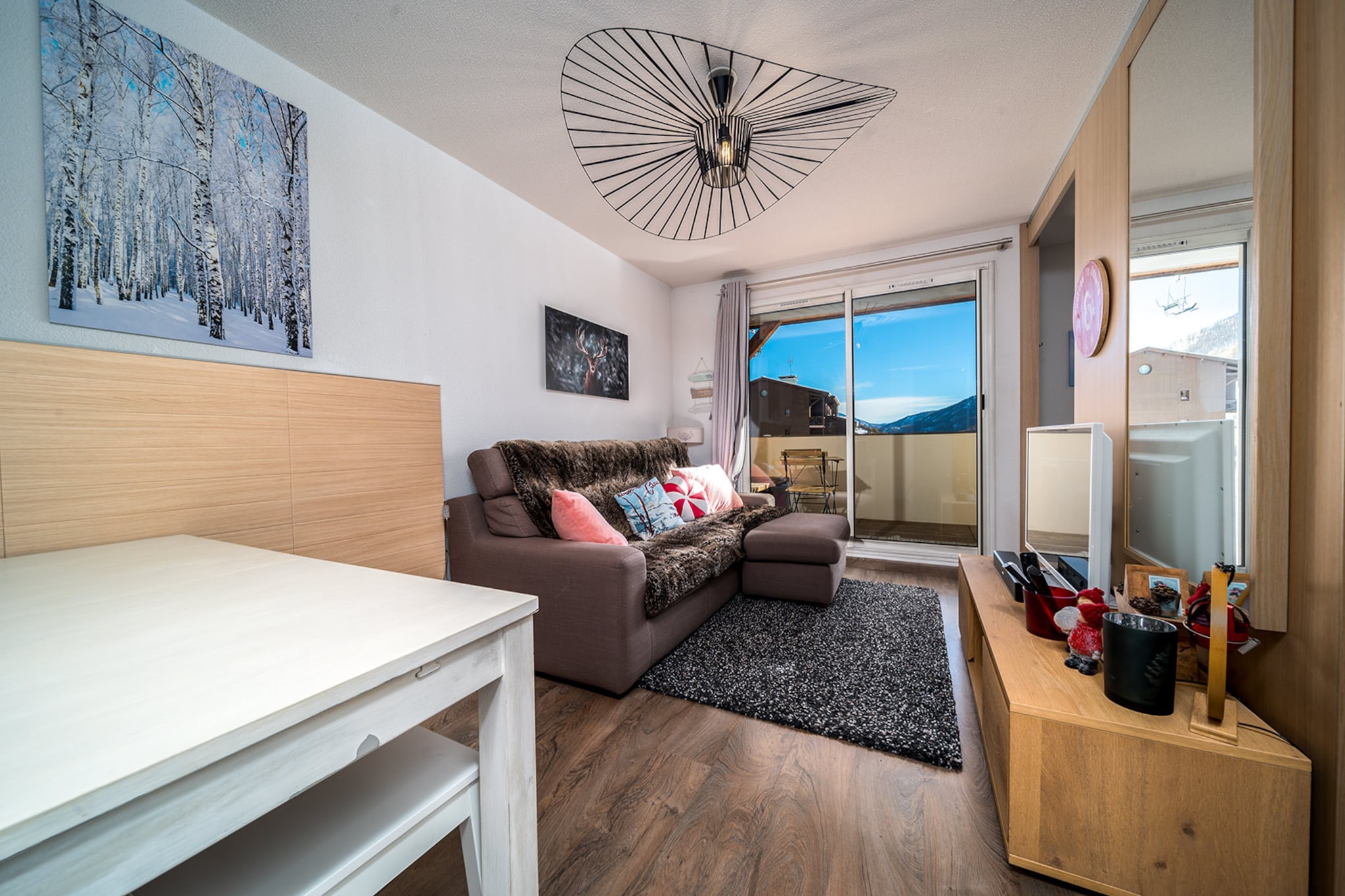 This cozy 37 m² apartment comfortably accommodates up to 5 guests, offering a fully equipped and inviting space with stunning mountain and slope views. The property features a private balcony with outdoor furniture, perfect for enjoying the alpine scenery, and a barbecue for outdoor cooking. Additional amenities include electric heating, access to a heated communal swimming pool, and a TV for indoor entertainment.
Ideally situated in a family-friendly and mountainous area, the apartment is just steps away from the supermarket and ski resort, making it a convenient choice for winter sports enthusiasts. The city center is located only 100 meters away, providing easy access to local shops, restaurants, and attractions. Whether you're here to ski, hike, or simply unwind, this location ensures a memorable stay surrounded by natural beauty.
The open-plan kitchen is fully equipped with modern appliances, including an electric cooktop, refrigerator, microwave, freezer, dishwasher, coffee machine, toaster, and kettle, along with essential dishes and utensils. Designed for comfort and convenience, this apartment is the perfect retreat for your alpine getaway in Allos.