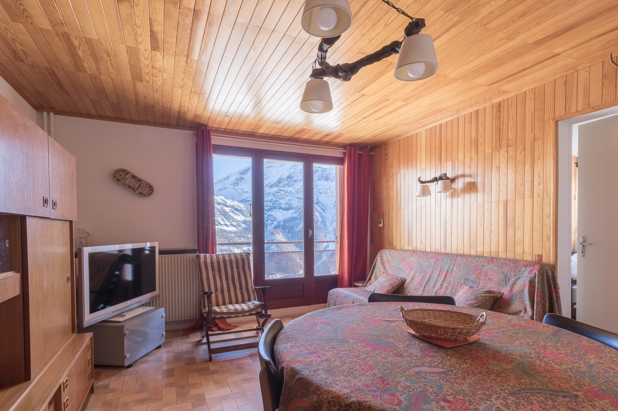 Located on Rue de la Combe, in the charming alpine village of Orcières, this cozy vacation home offers everything needed for a memorable stay in the Southern Alps. Perfect for up to five guests, the property features two inviting bedrooms—one with a single bed and bunk bed, the other with two single beds—providing flexible sleeping arrangements for families and friends.

Enjoy easy access to local amenities with Sherpa supermarket just 120 meters away, and both the ski area and restaurants within 450 meters. After your outdoor adventures, unwind in the warm living space with a TV and private balcony overlooking the scenic surroundings. The bathroom comes equipped with a soothing bathtub ideal for relaxing après-ski moments.

The fully outfitted kitchen includes a stove, oven, microwave, electric kettle, toaster, coffee machine, fridge, and all the necessary dishes and cutlery. With its prime location and welcoming setup, this alpine retreat blends comfort, convenience, and mountain charm.