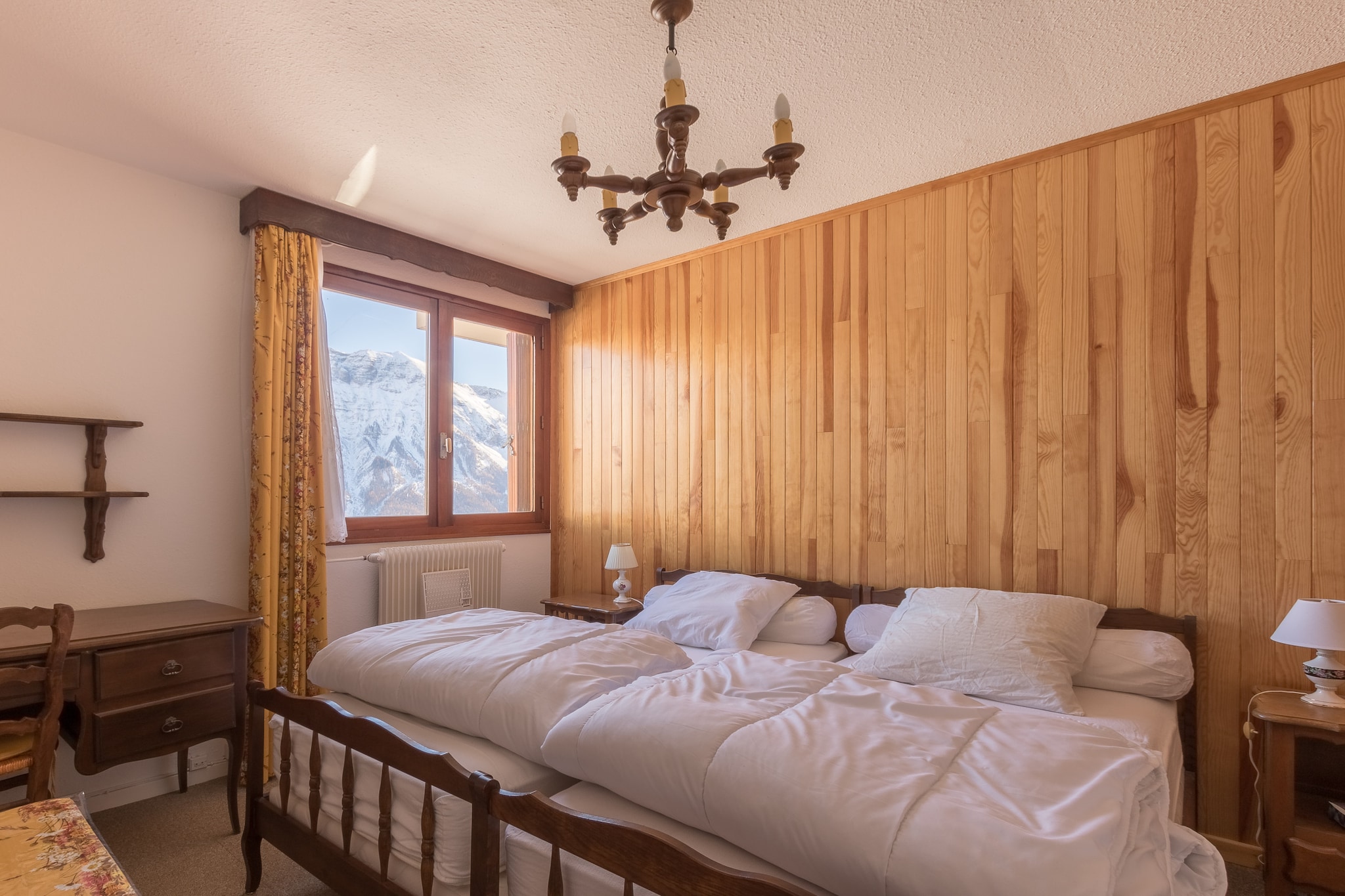 Kitchen(stove, electric kettle, toaster, coffee machine, oven, microwave, fridge, dishes and cutlery), bedroom(single bed, bunk bed), bedroom(single bed, single bed), bathroom(bath tub), TV, balcony