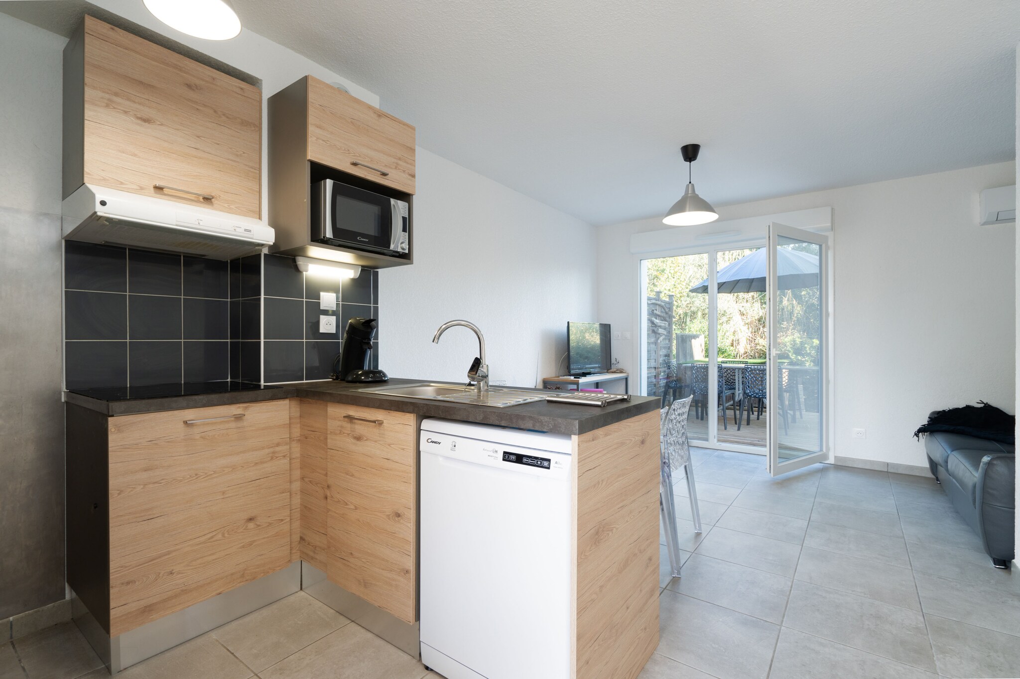 This inviting 46 m² villa in Valras-Plage is a perfect retreat for up to 4 guests, offering 2 bedrooms and a peaceful setting just 450 meters from the beach. Nestled in a family-friendly area, it’s also conveniently close to a supermarket (1 km), making your stay both relaxing and practical.
Enjoy the outdoors with a private garden, furnished terrace, and space to unwind in the fresh coastal air. Inside, the villa is equipped with air conditioning, electric heating, a fan, TV, washing machine, and iron. Guests also have access to a communal heated swimming pool and open-air parking within the property.
The open-plan electric kitchen is fully stocked with everything you need: refrigerator, microwave, oven, dishwasher, coffee machine, toaster, kettle, and all the essential dishes and utensils. Whether you're preparing a quick breakfast or a leisurely dinner, this villa makes seaside living easy and enjoyable.