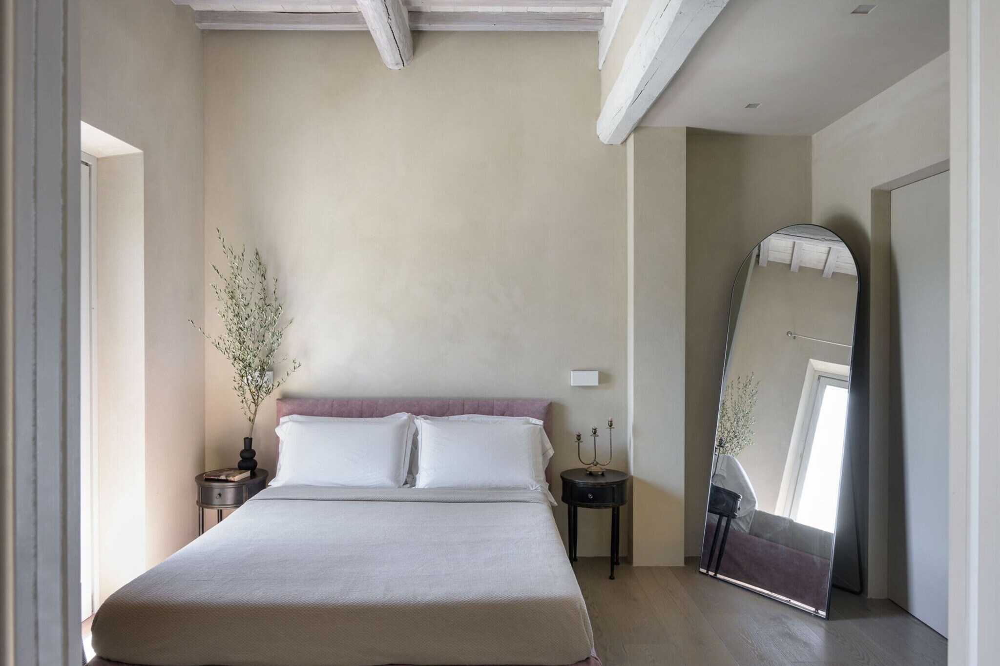 Ground floor: (open kitchen(stove, hob, electric kettle, toaster, coffee machine(espresso), oven, microwave, dishwasher, fridge-freezer, dishes and cutlery, Cooking basics), Living/diningroom(TV(satellite, smart TV), dining table, fireplace, air conditioning), bedroom(double bed, air conditioning), bedroom(double bed, balcony, air conditioning), bathroom(shower, shower, washbasin, washbasin, toilet, toilet, hairdryer, hairdryer))\n\nOn the 1st floor: (Bedroom with bathroom(double bed, bath tub, shower, washbasin, toilet, bidet, air conditioning, hairdryer))\n\nBasement: (bathroom(shower, washbasin, toilet, bidet, hairdryer))\n\nsauna, washing machine, balcony, patio, garden, garden furniture, sun loungers, BBQ, parasol, swimming pool(private), ironing board, iron