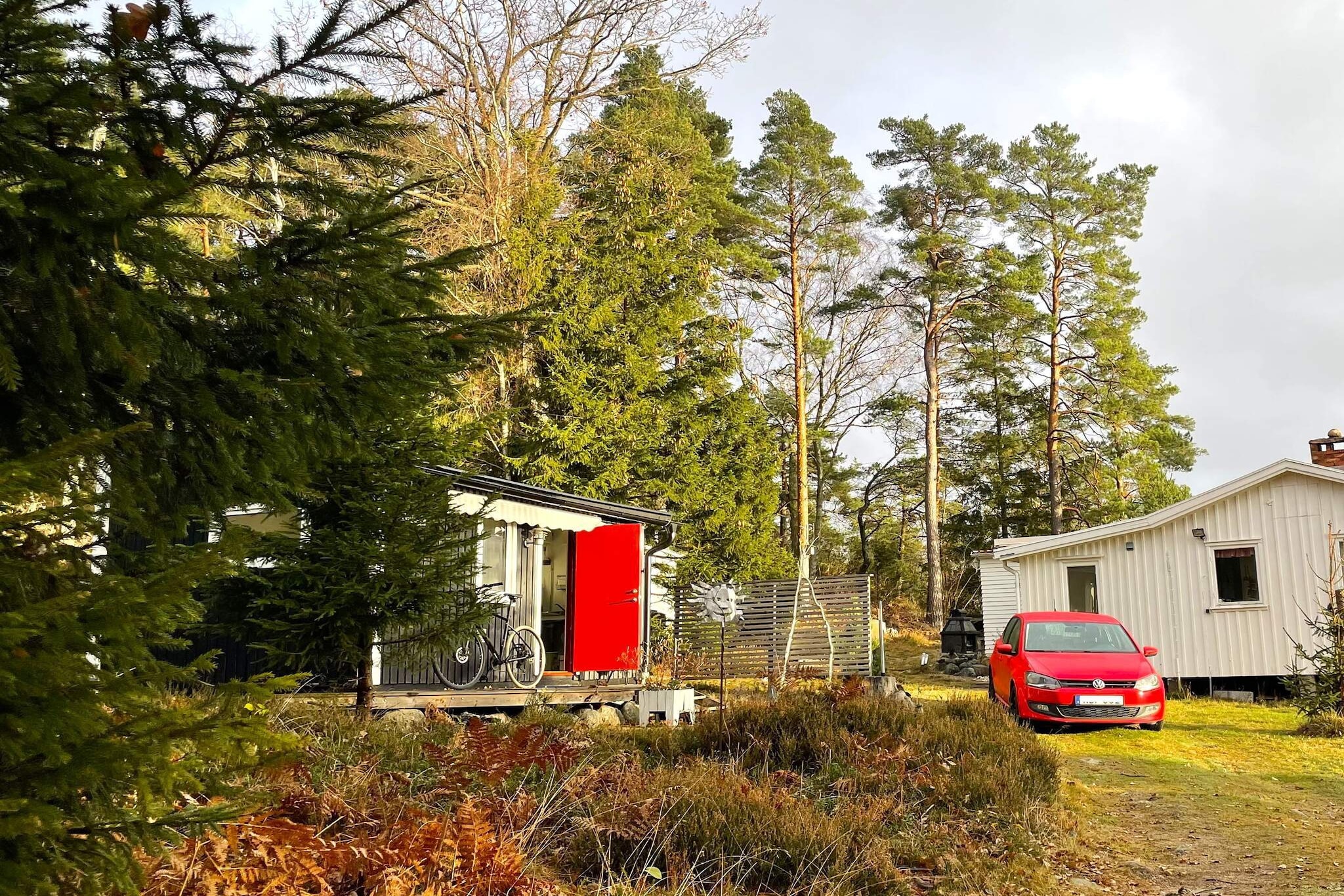 Living room(2x single folding bed, cooker(2 ring stoves), coffee machine, microwave, fridge(+ freezer)), bathroom(washbasin, toilet), bathroom(outdoor shower(outside)), heating(electric), garden furniture, deckchairs, air to air heatpump