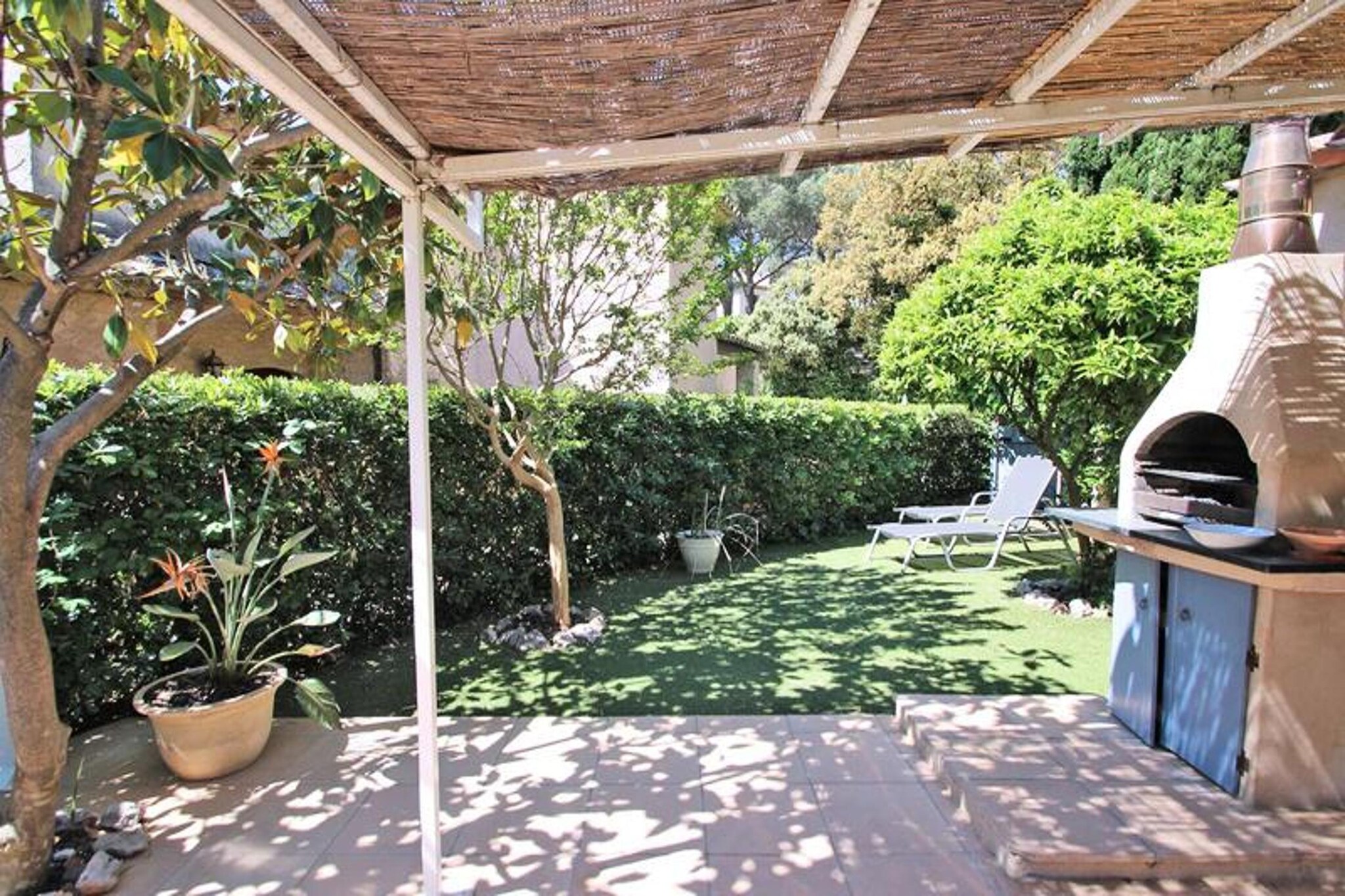 This charming 4-room terraced house of 55m², located in the secure Résidence Les Bleuets d'Azur, offers a cozy Provençal style and accommodates up to 6 guests. On the ground floor, you’ll find a comfortable living room with a leather sofa, armchairs, and a large flat-screen TV with Canal Sat. The beautiful American kitchen features a bleached oak table, chairs, and essential appliances, including a dishwasher, coffee maker, and refrigerator, with access to the terrace. The ground floor also includes a double bedroom, a cabin bedroom with bunk beds, a bathroom with a bathtub, and an independent WC. Upstairs, the suite offers a double bed and an en-suite bathroom with a shower and sink.

The house is ideally located just 1.2 km from the city center and 1.5 km from the beach, making it easy to enjoy the local area. Shops are only 100 meters away, and the residence is conveniently close to the cycle path that connects you to the city center and beaches, so you can easily explore the surroundings without needing a car. The peaceful environment ensures a relaxing stay, and pets are welcomed on request.

Outside, the house features a lovely terrace with garden furniture, a garden with artificial grass, and a charcoal barbecue for outdoor dining. The property is air-conditioned, and pocket WiFi is included for your convenience. The accommodation is equipped with all essential amenities, including a washing machine, ensuring a comfortable stay for families and groups.

