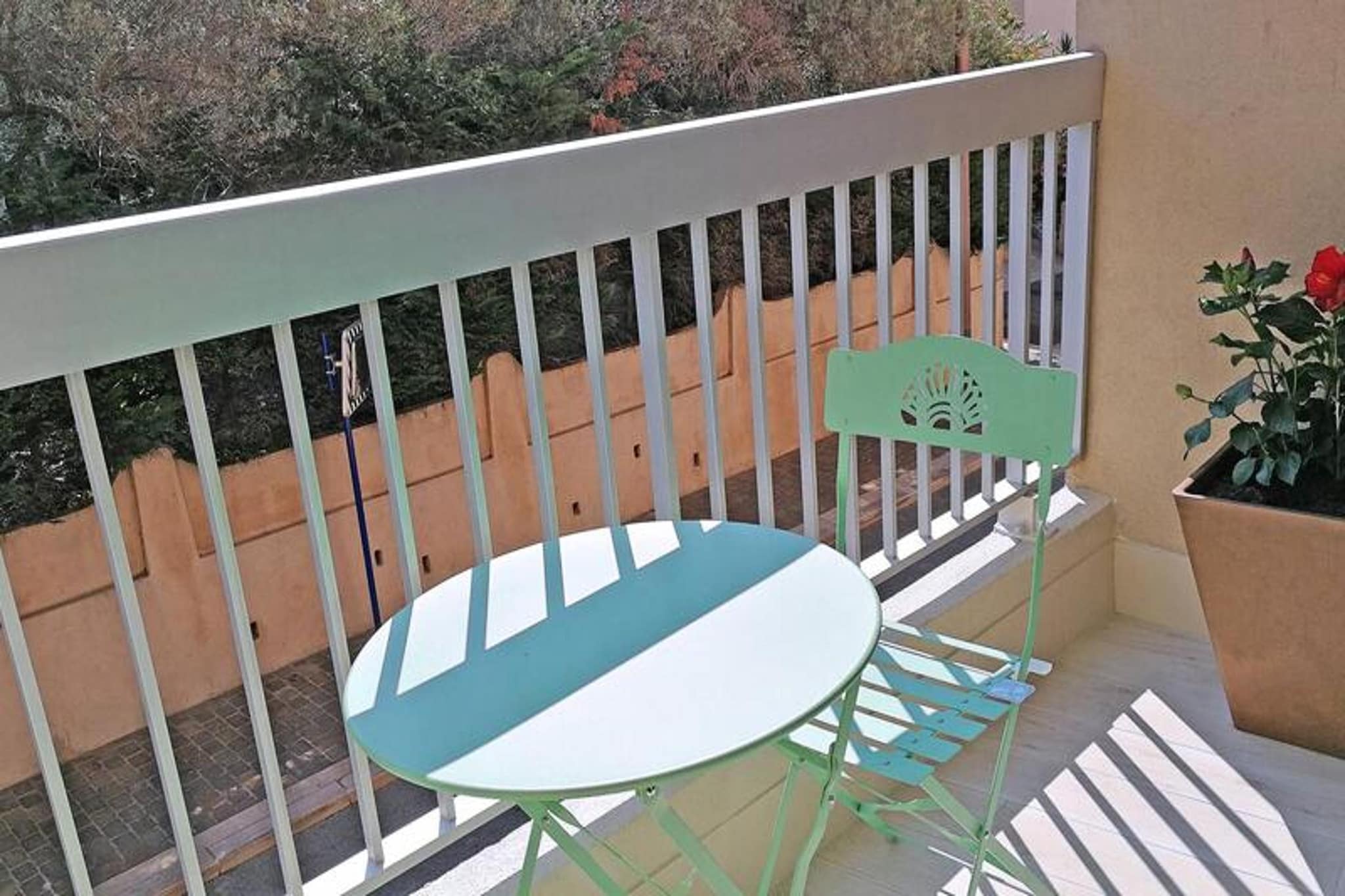 This cozy 27m² apartment on the 1st floor of Résidence Golfe Bleu is ideal for up to three guests. It features a living room with an air-conditioned seating area, a convertible sofa bed (80cm), a TV, and a dining table with balcony access. The kitchenette is equipped with a mini-oven, microwave, 2-burner induction hob, Tassimo coffee maker, and a small refrigerator with a freezer compartment. The bedroom includes a 140cm double bed, storage space, air conditioning, and a TV. The apartment also offers a bathroom with a shower and washing machine, along with a separate WC.

The 3m² balcony is perfect for enjoying meals outdoors, and a private parking space is provided in the residence, though access through a tunnel may be tight for large vehicles. Located in the city center, it’s just 400m from the beach and 200m from shops, making it an excellent choice for exploring on foot. The apartment offers air conditioning and WiFi but does not allow pets.

Additional conveniences include secure parking, essential kitchen amenities, and proximity to local attractions. Ideal for a relaxing getaway, this apartment combines comfort and practicality in the heart of Sainte-Maxime.  

