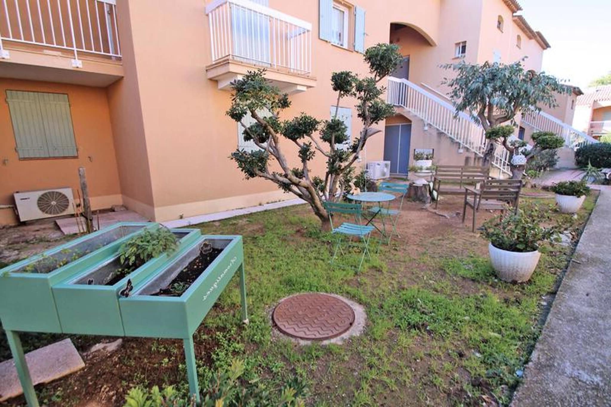 This charming 2-room apartment is perfect for a family vacation, offering comfortable accommodations for up to four people. The air-conditioned living room features a bunk sofa bed (2x90), a TV, and a dining area with a table and chairs. The bedroom is separated by a sliding door and includes a 140cm bed, cupboard, and window with a shutter. Additional amenities include a bathroom with a shower and sink, as well as a separate WC.  

Located just 50m from the beach and the restaurants of Nartelle, this apartment is ideally positioned for a seaside getaway. The city center is 3000m away, while shops are a mere 50m from the property. Everything you need for a relaxing beach holiday is within walking distance, making it an ideal base to explore the area.  

The apartment offers a well-equipped kitchen area with a 4-burner hob, oven, refrigerator, freezer, microwave, and an Italian coffee maker. A sheltered terrace of 8m² is perfect for dining or relaxing outdoors, and the 12m² garden features synthetic grass and relaxation furniture. A private parking space is also available for your convenience.  

