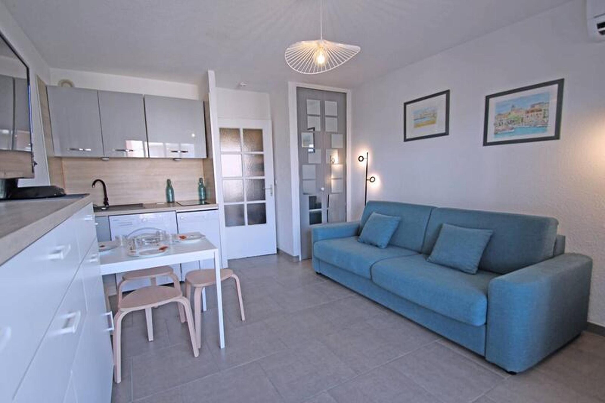 This charming 23m² studio is ideally located just 5 minutes' walk from the beach and close to shops and the town center of Sainte-Maxime. Recently renovated, it offers modern amenities for a comfortable stay for up to 4 people. The studio features an entrance with 2x90cm bunk beds, a living area with a 160cm "rapido" sofa bed, and a dining area. The kitchenette is fully equipped with a fridge, freezer, washing machine, dishwasher, hotplates, microwave, Senseo coffee machine, kettle, and toaster. The studio also has a bathroom with a shower, vanity unit, and WC.

Perfectly situated for those who wish to explore the area on foot, the studio is just 250m from the city center, 300m from the beach, and 50m from shops. Whether you are here for a relaxing beach holiday or exploring the local attractions, everything you need is within walking distance.

The studio includes a private parking space secured by a gate, air conditioning in the living room, and WiFi (fiber) for your convenience. The terrace offers dining furniture, perfect for enjoying the outdoors. Pets are not allowed, and the studio is non-smoking.

