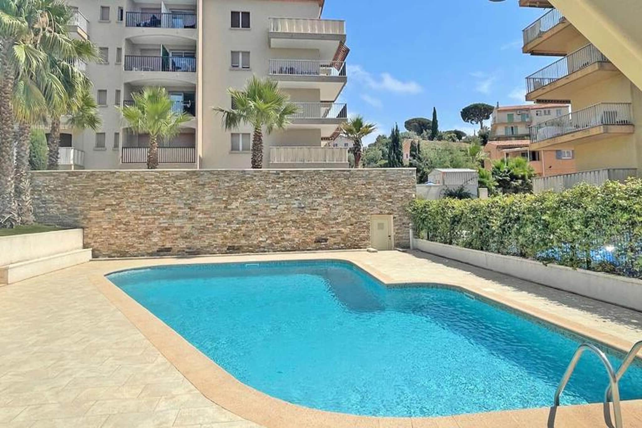 This spacious 49m² apartment, located on the 1st floor of a secure residence with an elevator, can accommodate up to 6 guests. The air-conditioned living room features a "rapido" convertible sofa (140 cm), a dining table with 6 chairs, a flat-screen TV, and direct access to the terrace. The semi-open kitchen is fully equipped with modern amenities, including a refrigerator, freezer, oven, microwave, coffee maker, kettle, toaster, 3-burner hob, dishwasher, and washing machine. The apartment offers two bedrooms: one with a 160 cm double bed and a wardrobe, and the second with a 140 cm BZ sofa bed and a 1x90 bunk bed, both with storage space. The bathroom has a shower, vanity unit, and a separate WC.

Conveniently located just 600 meters from the city center and 500 meters from the beach, this apartment is close to all essential shops, located only 100 meters away. Guests can enjoy the secure residence's swimming pool (closed from October to May) and private parking space. The west-facing terrace (11m²) is perfect for relaxing, featuring garden furniture, an electric plancha, and an awning. The apartment offers an unobstructed view, making it a tranquil retreat while being within walking distance of local attractions.

The apartment is well-equipped for family stays or groups, with air conditioning in the living room and WiFi for added convenience. Its central location allows guests to explore Sainte-Maxime’s vibrant area on foot. However, it is not suitable for wheelchairs, so those with mobility issues may want to consider other options.

Note:  Double bed linen: €25/bed/living room (beds not made)
Single bed linen: €20/bed/living room (beds not made)
Single towel set: €15/person/stay