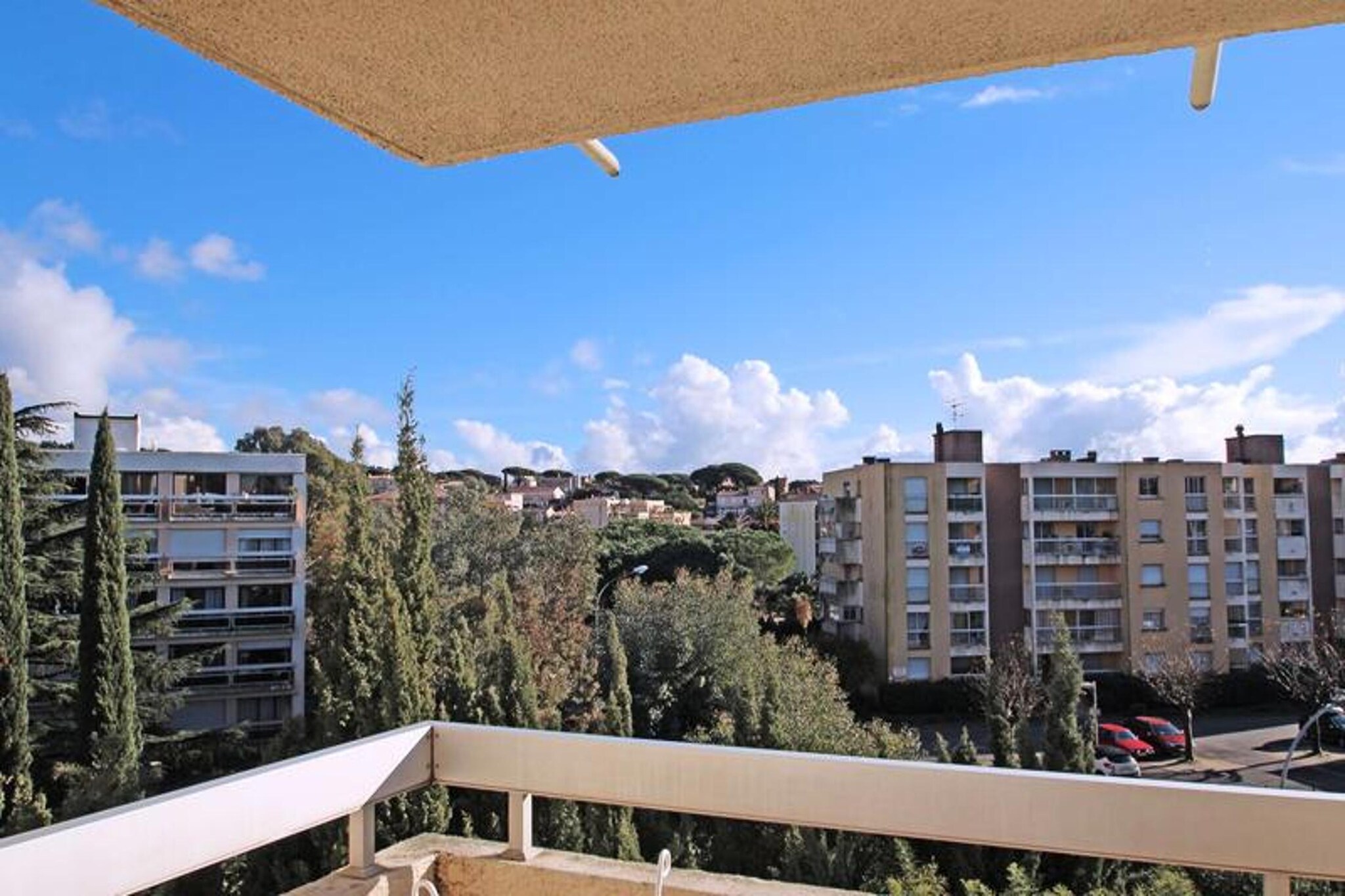 This spacious 3-room apartment is ideal for up to 5 guests, offering a comfortable and well-appointed space for family or friends. The air-conditioned living room features a 3-seater sofa, armchair, ottoman, and a BZ sofa, as well as a dining area with a table and chairs, all leading to balconies. The kitchen is fully equipped with a refrigerator, mixer, 3-burner hob, oven, microwave, Nespresso coffee machine, dishwasher, washing machine, and essential utensils. The two bedrooms each feature 160 cm beds, with one also having access to a balcony, while the bathroom includes a shower and vanity unit.

Located just 250 meters from the city center and 400 meters from the beach, this apartment offers easy access to local attractions. The shops are only 100 meters away, making it convenient for daily needs. Guests can enjoy the area’s vibrant cafés and dining spots, and for those who enjoy outdoor activities, the nearby area is perfect for walks and relaxation.

Additional amenities include a private parking space in front of the building, a communal bicycle garage, and a solarium on the rooftop for sunbathing. Guests can relax on the 12m² balconies furnished with dining furniture and a sun lounger. The apartment is equipped with Wi-Fi, air conditioning in the living room, and pets are accepted upon request. For those with children, a baby kit is available, ensuring a comfortable stay for all.

