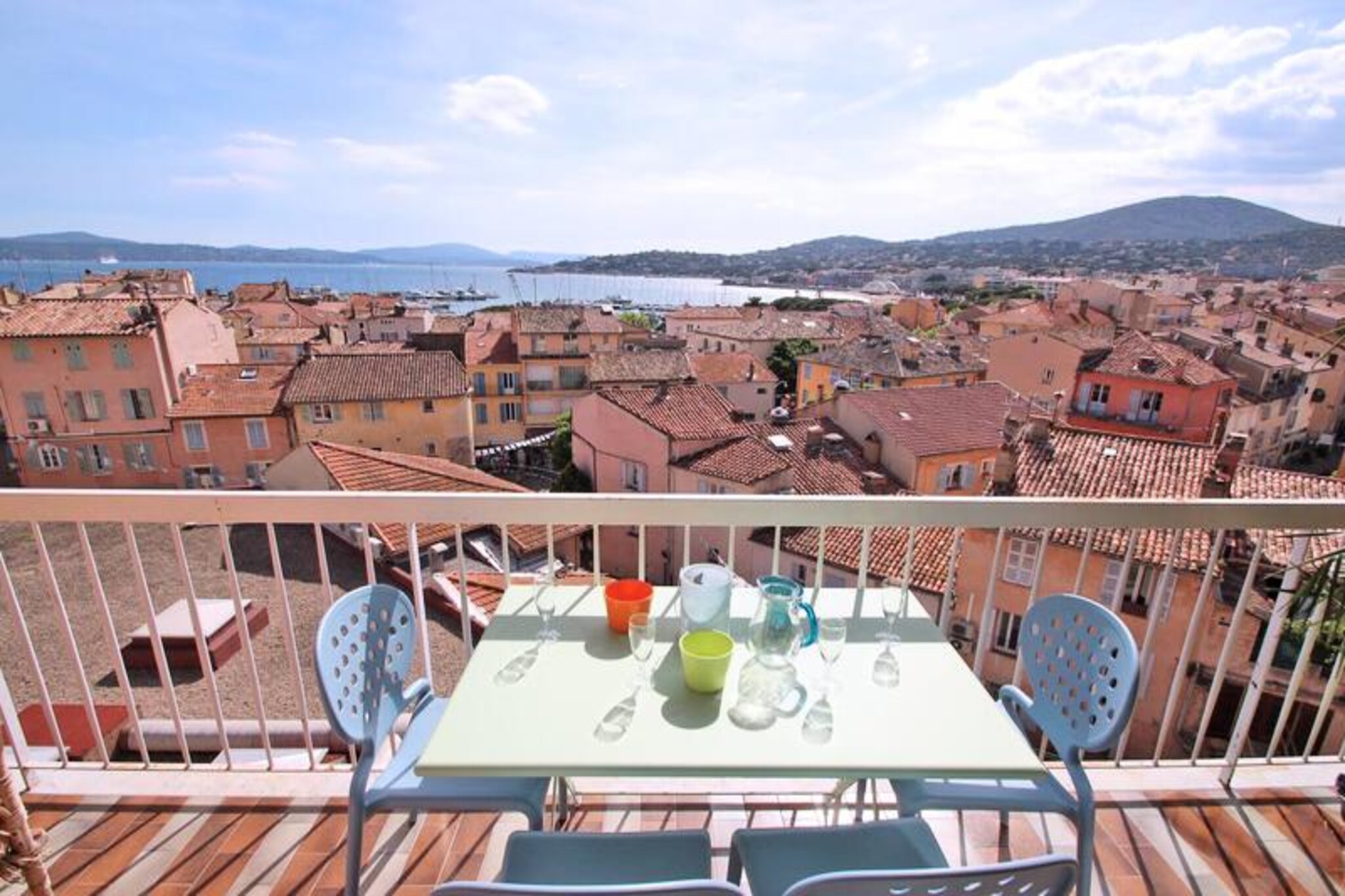 This 55m² 3-room apartment is ideal for up to 5 guests, offering a stunning sea view and a prime location above the covered market. The apartment features a spacious, air-conditioned living room with a dining area, sofa, armchair, and access to the terrace. The separate kitchen is fully equipped with a fridge, freezer, oven, microwave, 4-burner hob, and coffee maker. The apartment includes two bedrooms—one with a double bed and terrace access, and the other with bunk beds. A bathroom with a walk-in shower, double sink, and towel dryer, as well as a separate WC, complete the interior.

The apartment is perfectly situated, with the city center and shops immediately accessible. The beach is only 400 meters away, making it ideal for those looking to explore the local area. Enjoy the convenience of nearby cafes, restaurants, and shops while taking in the magnificent sea view from the apartment.

The apartment also offers a 10m² terrace with garden furniture, perfect for outdoor relaxation. Additional amenities include a private garage located 300 meters away, Wi-Fi, air conditioning in the living room, and a storage room with a washing machine and ironing equipment. Guests can opt for bed linen and towel rentals or a baby kit, ensuring a comfortable stay.

