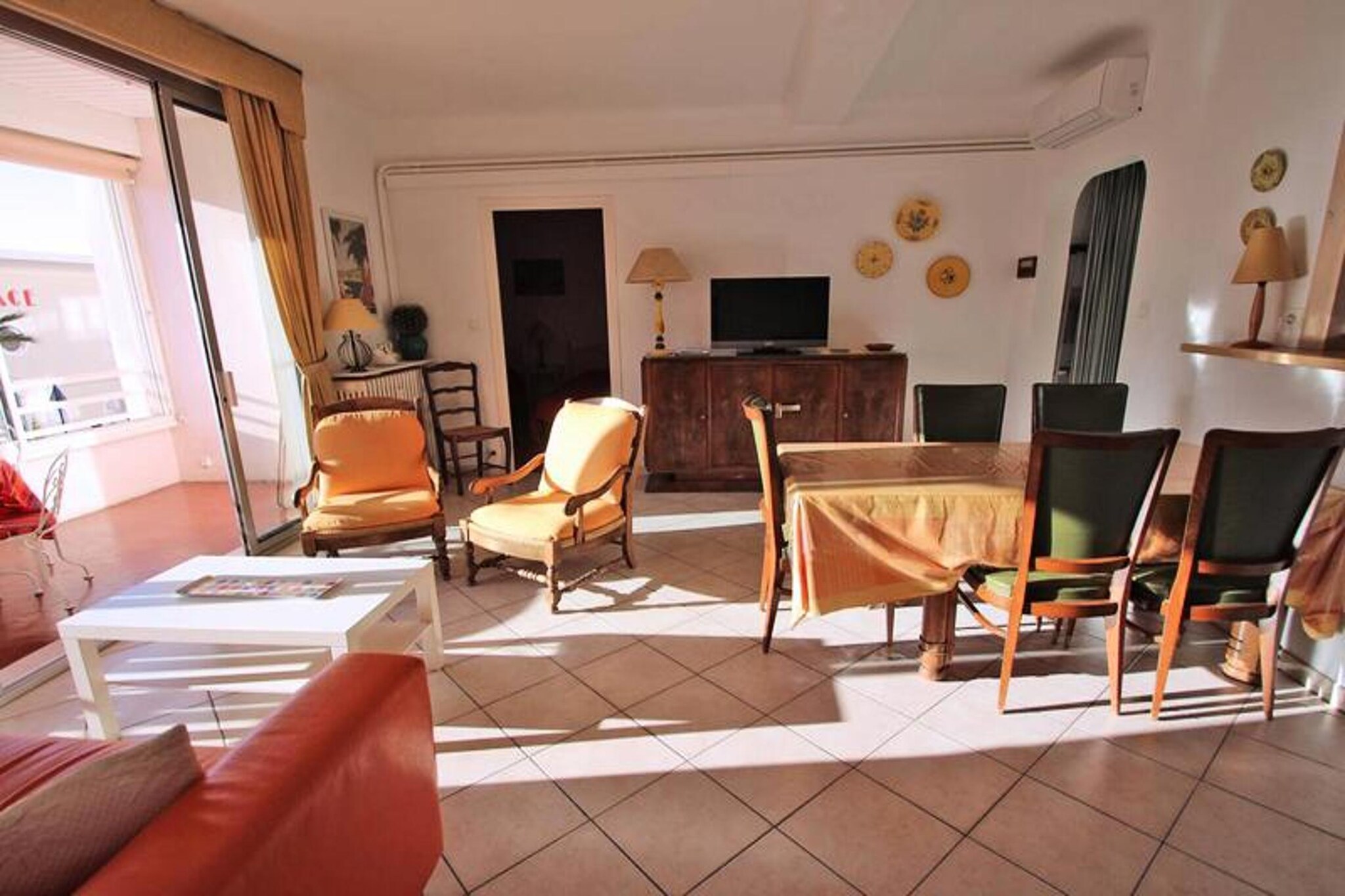 This spacious 80m² apartment is perfect for a family stay, comfortably accommodating up to 7 guests. It offers three well-appointed bedrooms, each with air conditioning, providing a restful environment. The living room is large and air-conditioned, featuring a cozy lounge area with sofas, a coffee table, and a television, along with a dining area. Enjoy meals on the 10m² loggia, equipped with dining furniture and an awning, offering a view of the nearby Casino and beach.

Ideally located in the heart of Sainte-Maxime, the apartment is just steps away from the beach (immediate distance) and the city center. It is directly opposite the Casino, and local shops are within easy walking distance, making it the perfect spot to explore the area on foot.

The apartment includes a fully equipped open kitchen with modern appliances like a refrigerator, induction hob, oven, dishwasher, washing machine, microwave, and Nespresso coffee machine. The bathroom has a shower and double sink, and there is a separate WC. Other amenities include pocket WiFi, private underground parking for two vehicles (180 meters away), and air conditioning throughout the apartment.

