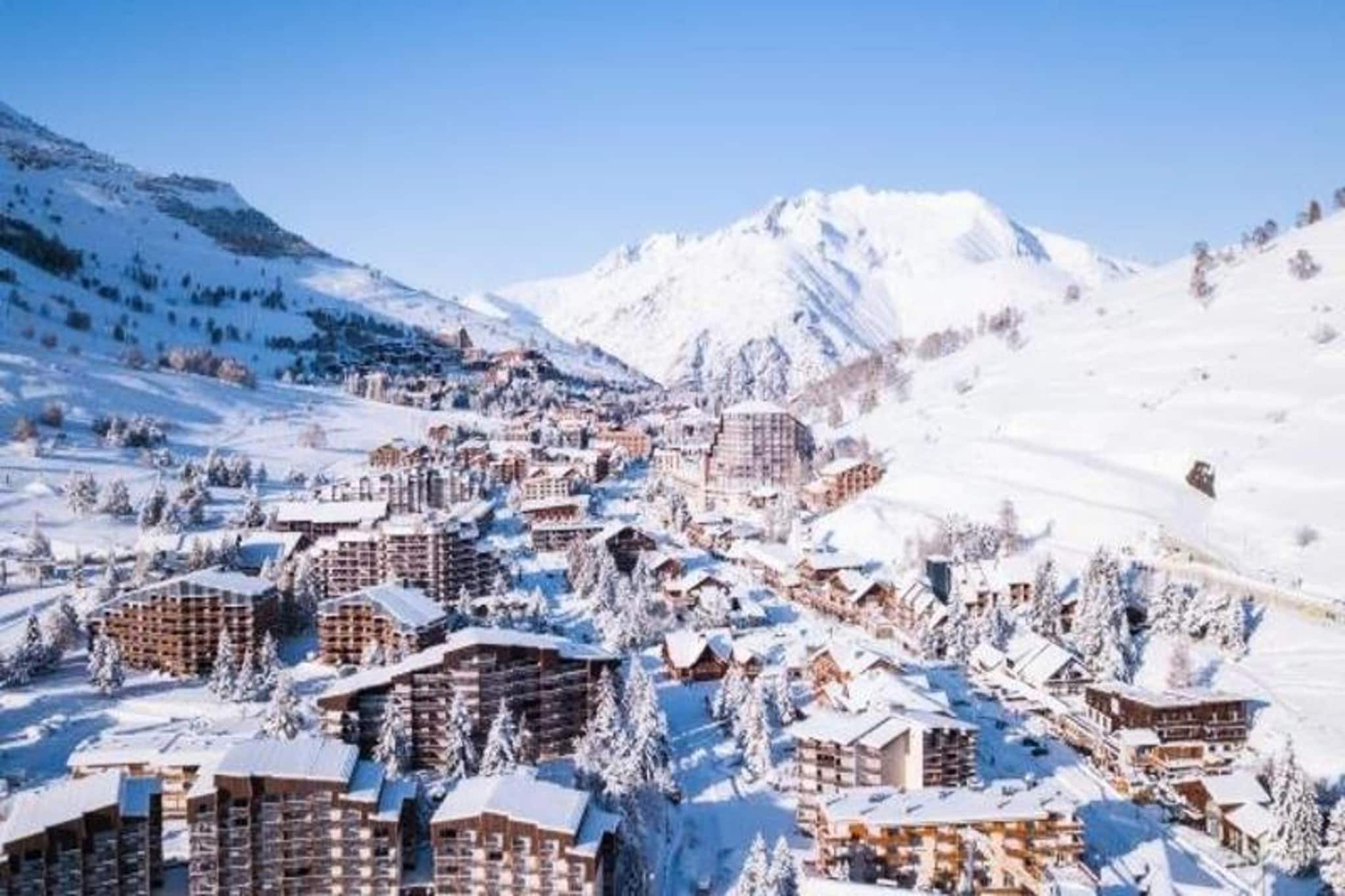 Boost your mountain vacation with this charming and cozy apartment, ideal for 4 people. Located at the foot of the slopes, the apartment offers a spacious living room with a convertible sofa bed, providing additional sleeping space. There is also a mountain corner with bunk beds (2 single beds), making it perfect for small groups or families. The apartment is pet-free, ensuring a peaceful environment. Heating is provided for comfort during your stay.
The apartment is situated on the heights of the 2 Alpes resort, offering a beautiful view of the mountains. With a west-facing balcony, guests can enjoy the stunning scenery while relaxing after a day of outdoor activities. The resort's shops, cafes, and restaurants are all within walking distance, making it convenient for you to explore local attractions. The proximity to the slopes allows you to easily access skiing and other activities, adding to the overall convenience of your stay.
The apartment features an equipped kitchen open to the living room, allowing guests to prepare meals at their leisure. A bathroom with necessary amenities ensures comfort, and the balcony offers a great spot to unwind and take in the view. Bed linen and towels can be provided upon reservation, and end-of-stay cleaning is included for your convenience.