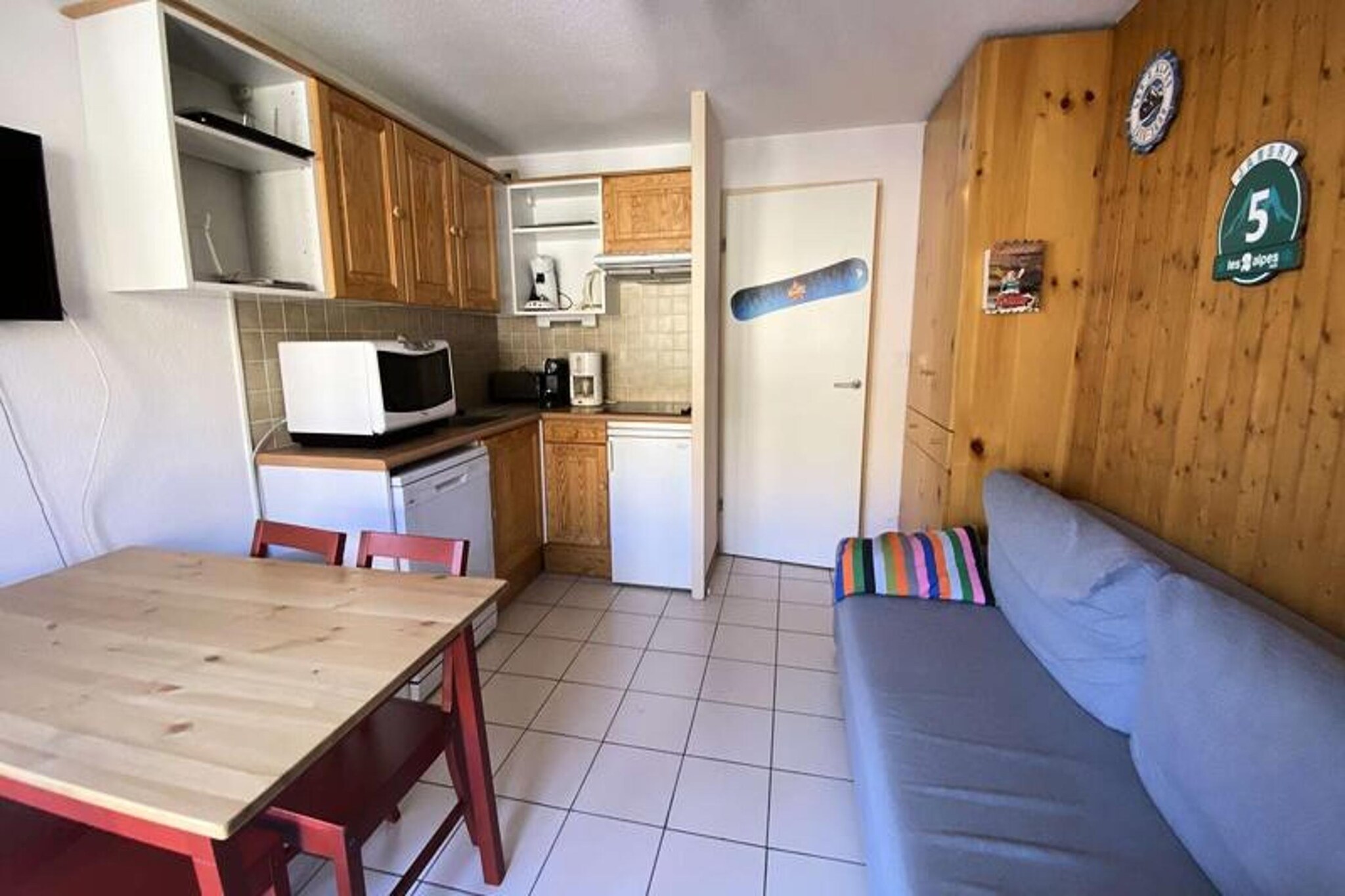 
Boost your vacation in this charming apartment located in a quiet and well-maintained building in Les 2 Alpes. Featuring a bedroom with ample storage and a comfortable double bed, the apartment is ideal for a small family or group. The mountain corner includes two foldable bunk beds, offering extra sleeping space when needed. The functional bathroom, recently renovated in 2019, comes with a toilet. The east-facing balcony provides a dominant view of the slopes, perfect for enjoying your morning coffee or relaxing after a day of skiing. The apartment is not pet-friendly, ensuring a peaceful and restful stay.

Located just 50 meters from the ''Belle-Etoile'' chairlift and the ESF lift assembly, this apartment offers easy access to the slopes. Additionally, it is within walking distance (300 meters) of restaurants, sports stores, and the local mountain house, where guests can immerse themselves in the area’s lively atmosphere. Whether you’re looking to grab a bite to eat, explore local shops, or enjoy après-ski activities, everything is conveniently close by.

The apartment includes an equipped kitchen area, perfect for preparing meals during your stay. A ski locker is also available to keep your gear secure. With heating provided throughout the apartment, you can stay warm and comfortable even on the coldest days. End-of-stay cleaning is included, making your departure as stress-free as your arrival.