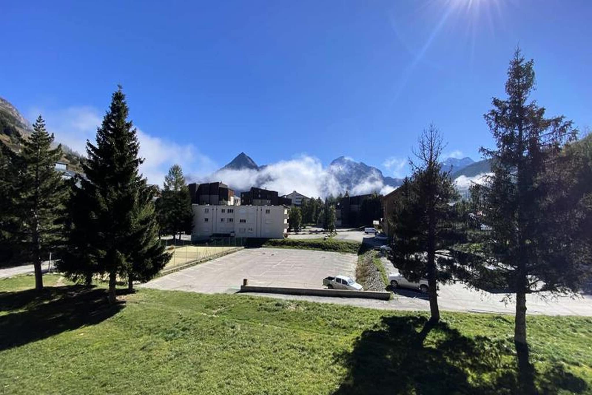 
This functional apartment at the foot of the slopes offers a perfect retreat for those looking to enjoy the mountain lifestyle. It features a cozy mountain corner with four bunk beds, ideal for families or small groups. The living room includes a comfortable convertible sofa, while the south-facing balcony provides beautiful views of the surrounding landscape. The property is not pet-friendly, ensuring a peaceful environment for all guests. It also comes with condominium parking, a ski locker, and a magnetic barrier for easy access.

Located in the heart of the 2 Alpes area, this apartment is just 200 meters from the nearest ski lifts and a mere 500 meters from local shops, cafes, and entertainment venues. Whether you're in the mood for a hot drink in a nearby café or want to explore the vibrant local markets, everything is within easy reach. You’ll be able to enjoy the area’s beautiful slopes and lively atmosphere, all just a short walk from your accommodation.

The apartment is well-equipped with a functional kitchen area, providing everything needed for meal preparation. It includes a bathroom with a separate toilet for added convenience. The property also offers end-of-stay cleaning services, allowing you to focus entirely on enjoying your vacation. Heating is provided throughout, ensuring comfort during the colder months.