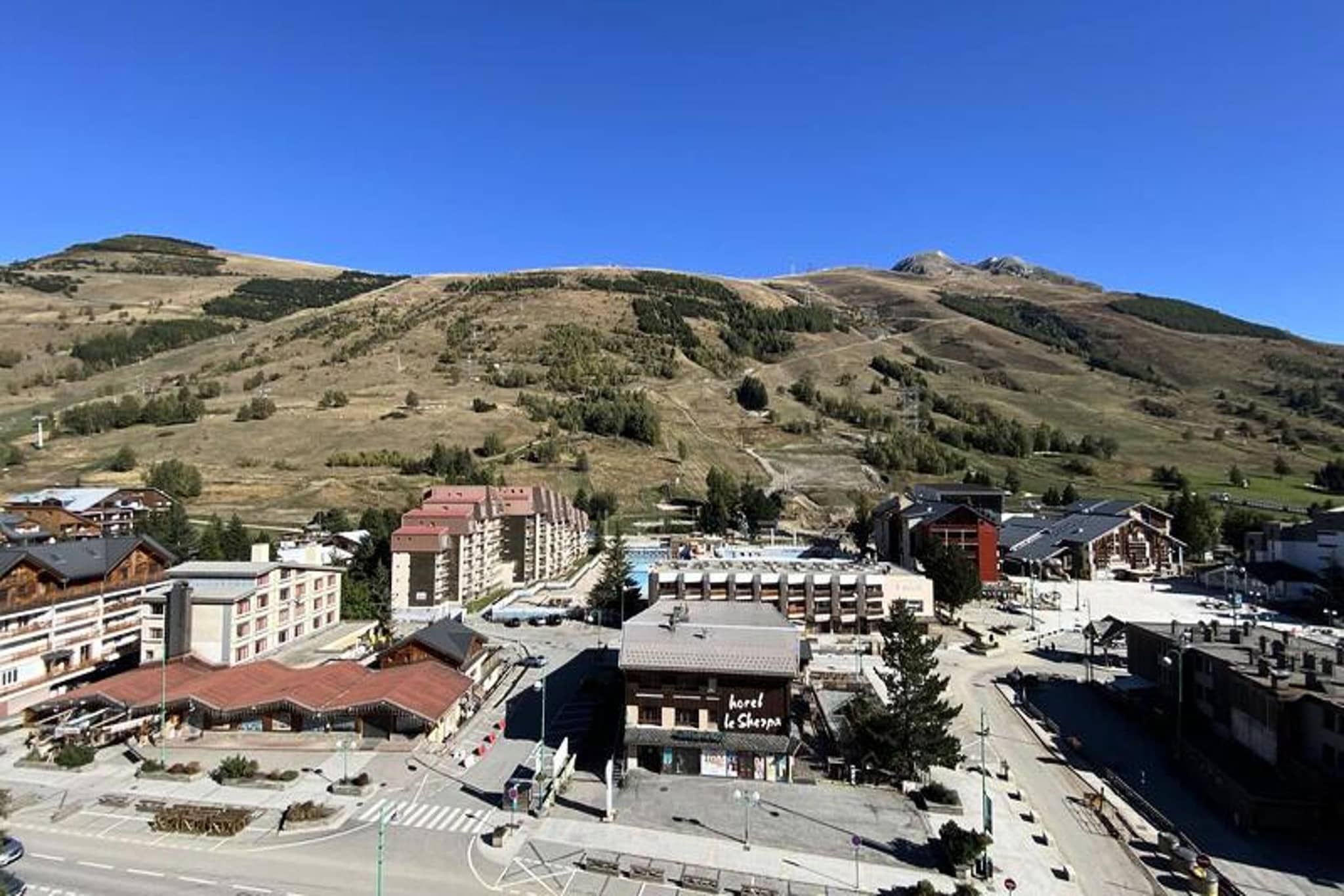 This bright and atypical 1-bedroom apartment, designed for 4 people, offers a cozy, mountain-inspired retreat with a harmonious and authentic atmosphere. The apartment includes a double bed with storage, a bathroom, and independent toilets. A spacious and warm living area provides a comfortable space to unwind. The apartment also features a fully equipped kitchenette, ensuring a convenient and enjoyable stay. A 5m² balcony, facing east, offers breathtaking views of the slopes, perfect for relaxing and watching the resort’s exciting activities, such as torchlight descents and fireworks.

Located at the foot of the resort, this apartment is just steps away from all necessary amenities, including supermarkets, restaurants, pharmacies, and shops. It is also close to ski pass sales, the Tourist Office, and ski schools. The "JANDRI EXPRESS" cable car is only a short walk away, making it an ideal location for those looking to hit the slopes quickly. Guests can also enjoy the lively resort atmosphere, with easy access to cafes, sports stores, and other attractions.

Additional amenities include a private garage for parking, ensuring secure and easy access, and an internet box to stay connected throughout your stay. The apartment’s kitchenette is fully equipped for meal preparation, while the bathroom provides comfort after a day on the slopes. The east-facing balcony provides a front-row view of the resort’s activities, enhancing your mountain experience.