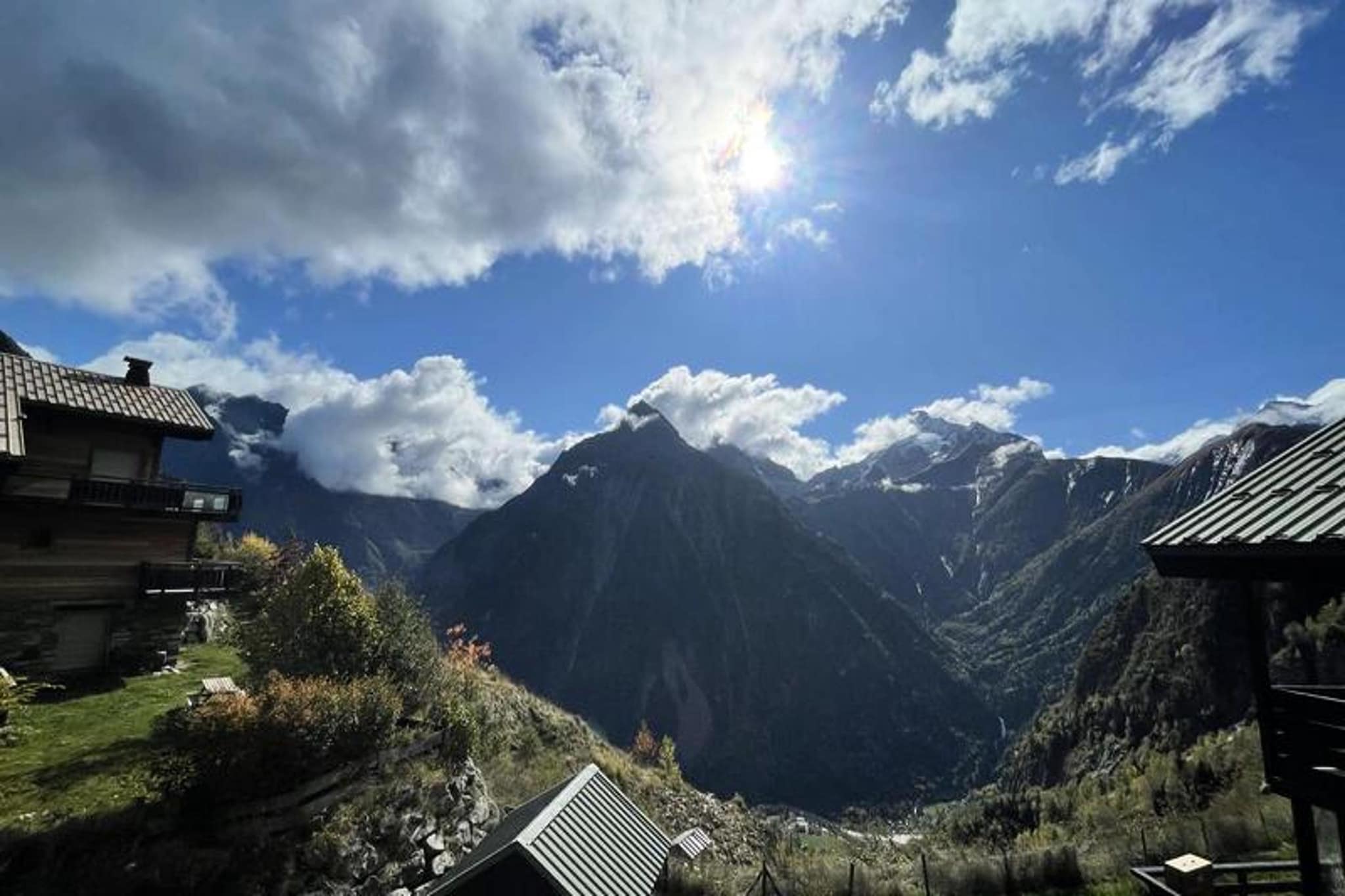 Boost your mountain vacation in the 2 Alpes area with this cozy 35m² apartment, ideal for 4 guests. Located in a small, intimate residence, this apartment features a mountain corner with two bunk beds, a bedroom with a double bed, and a spacious living room. The property also includes a bathroom with a bathtub, a separate WC, and an equipped kitchen area, offering all the essentials for a comfortable stay. Enjoy the breathtaking view of the mountains from the south-facing windows, providing a stunning backdrop throughout your stay.

The apartment is perfectly situated in a quiet area, yet only a short distance from the "Diable chairlift," providing quick access to the slopes. The central location also places you near various cafes, markets, and shops, making it easy to enjoy the local atmosphere and amenities. Whether you're heading to the slopes or exploring the village, everything you need is within reach.

The apartment comes with all the necessary amenities for a self-sufficient stay, including a well-equipped kitchen and a bathroom with a bath. The property also offers heating and end-of-stay cleaning for your convenience. Please note that bed linen and towels are not provided, and there is a tourist tax and deposit to be collected on-site upon arrival.