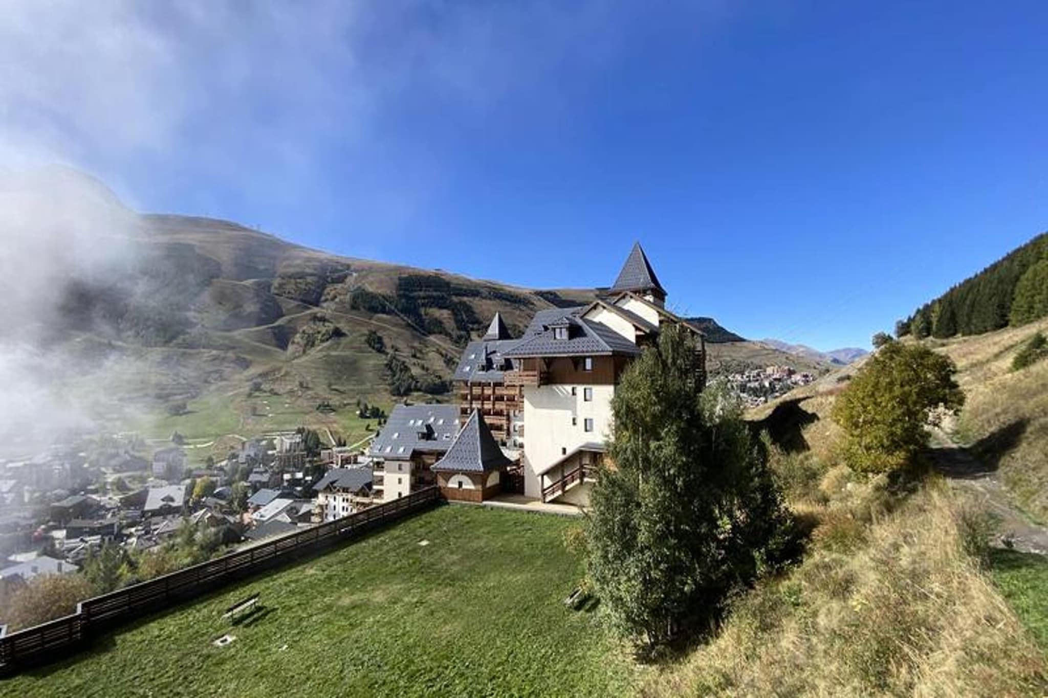 
Boost your mountain vacation in Les 2 Alpes with this exquisite, renovated two-room apartment, offering an ideal retreat for a family or small group. The apartment accommodates up to 4 guests, with a cozy mountain corner featuring two bunk beds. The intimate bedroom ensures a restful sleep, and the property includes a bathroom and separate toilet for added convenience. The bright living room exudes a warm, inviting mountain atmosphere, making it the perfect space to unwind after a day of activities.

Located in the peaceful "Zone du Soleil" district, the apartment offers some of the best views of the resort. It is situated in a quiet environment, allowing you to fully relax and enjoy the surrounding natural beauty. The property is also just a short distance from local attractions, cafes, and markets, providing easy access to everything you need during your stay.

Inside, the apartment features a fully equipped kitchen, a spacious living room, and a bright balcony offering stunning views of the resort. The property also includes a private covered parking space, a ski locker, and direct ski-on departure, making it ideal for avid skiers. This accommodation is classified with a 3-star rating, ensuring a high standard of comfort throughout your stay.