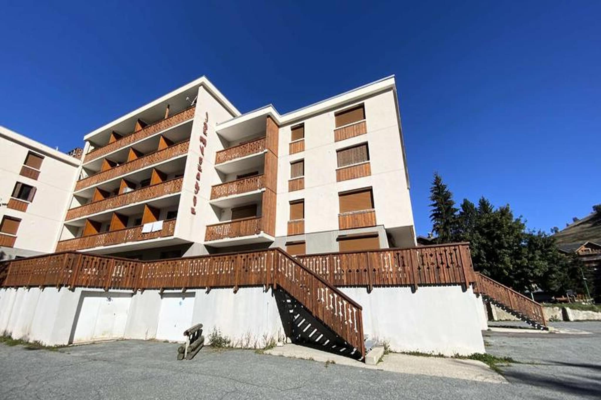 Boost your vacation in Les Deux Alpes with this charming, family-friendly studio located at the edge of the slopes. The studio accommodates up to 4 people, featuring a mountain corner with two bunk beds, a cozy living area with a convertible sofa, and a bright atmosphere perfect for unwinding after a day on the slopes. The bathroom is neatly designed, and there is a separate toilet for added convenience.
The residence is just steps from amenities, shops, and everything you need for a relaxing stay. With easy access to local cafes, restaurants, and markets, you’ll enjoy the perfect balance of tranquility and convenience. The studio also offers a west-facing balcony with unobstructed views of the mountains and the resort, ideal for soaking in the scenery after a day of adventure.
Inside, the studio boasts a fully equipped kitchen area that was renovated at the end of 2019, ensuring a modern and functional space for preparing meals. The ski locker provides secure storage for your equipment, and free parking is available at the foot of the residence or nearby, depending on availability. With all these amenities, your stay will be both comfortable and memorable.