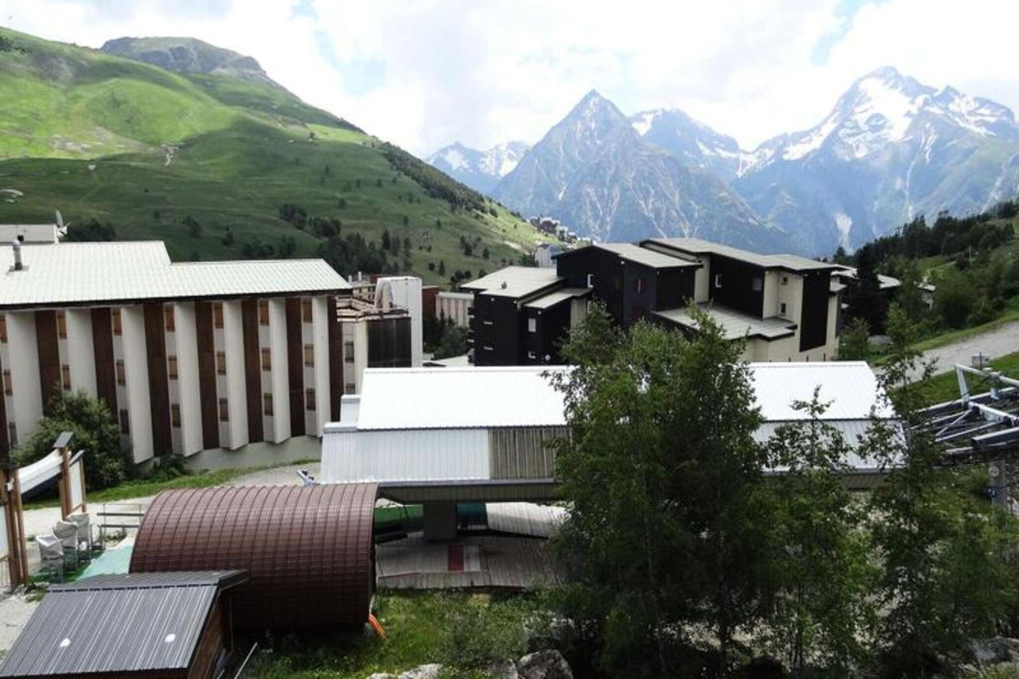 
Boost your vacation in this beautiful apartment located in the quiet area of 2 Alpes 1800. The apartment comfortably accommodates up to 6 people with two mountain corners, each featuring a bunk bed (4 beds total), and a cozy bedroom with a double bed. The apartment also offers a bathroom with a bathtub, separate toilet, and a spacious living room. The living area includes a sofa, two armchairs, a coffee table, and a TV, providing a perfect space to relax after a day of adventure. Pets are not allowed, ensuring a clean and peaceful environment for all guests.

The apartment is ideally located just above the departure point of the Village chairlift, making it an excellent choice for ski enthusiasts. The Ecrins 6 residence is surrounded by small shops, perfect for quick grocery runs or souvenirs. A variety of cafes and restaurants are nearby, offering plenty of options for dining and relaxing. For those looking to explore further, the Vallée Blanche sector offers stunning views, all within walking distance.

The fully equipped kitchen includes everything needed to prepare meals, and a large dining table for 6 is perfect for family meals or gatherings. The apartment also features two balconies, one west-facing with a clear view of the Vallée Blanche sector and the other south-facing with a large table for outdoor enjoyment. The apartment includes end-of-stay cleaning and offers ample space to make your mountain stay both comfortable and convenient.