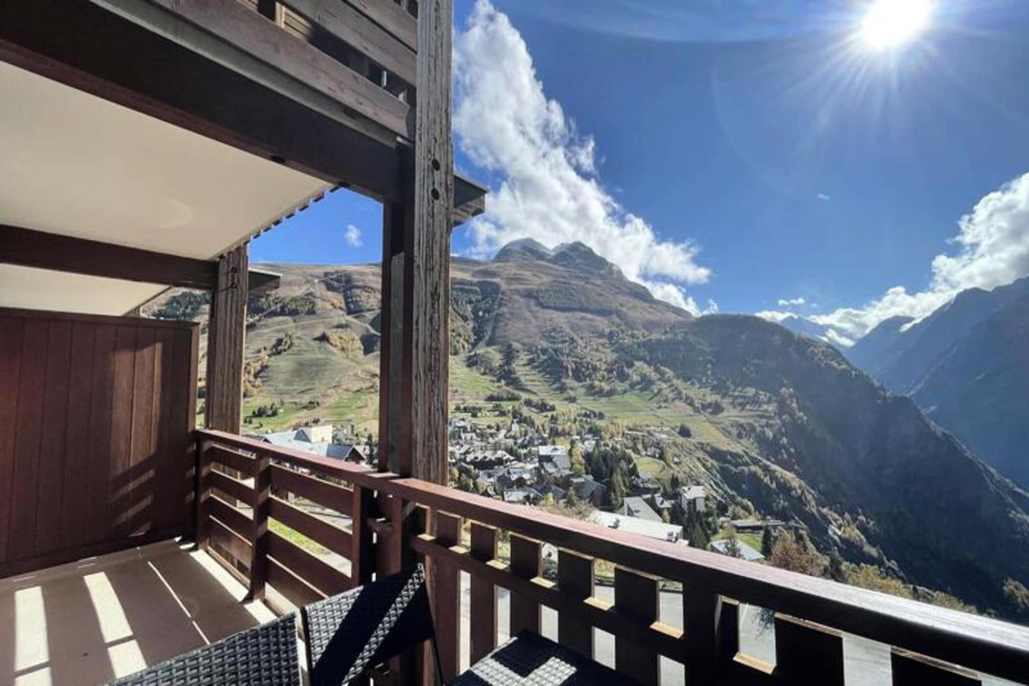Boost your mountain vacation with this spacious 44m² apartment, offering panoramic views of the surrounding mountains. The apartment can accommodate up to 4 people with a comfortable layout that includes a separate bedroom, a large living room with a fully equipped kitchen, and a bathroom with a separate toilet. The apartment features modern amenities such as two TVs, free internet, and a private ski storage area, ensuring a relaxed and convenient stay. Pets are not allowed, making it ideal for guests looking for a clean, quiet environment.

Located in a peaceful area of Les Deux Alpes, the apartment is just a short walk from the resort center, and a free shuttle stop is conveniently located at the foot of the building for easy access. Nearby, you'll find a variety of cafes, restaurants, and shops, perfect for enjoying the vibrant resort atmosphere. For those seeking outdoor adventure, the apartment is 45 km from Galibier and 34 km from Alpes d'Huez, offering access to some of the most beautiful alpine landscapes in the region.

The apartment’s large, fully equipped kitchen includes all necessary appliances for preparing your meals, and the living area opens onto a spacious terrace where you can relax and enjoy the stunning views. The bathroom is well-appointed, and additional amenities include free covered private parking and end-of-stay cleaning services, ensuring your stay is as comfortable as possible.